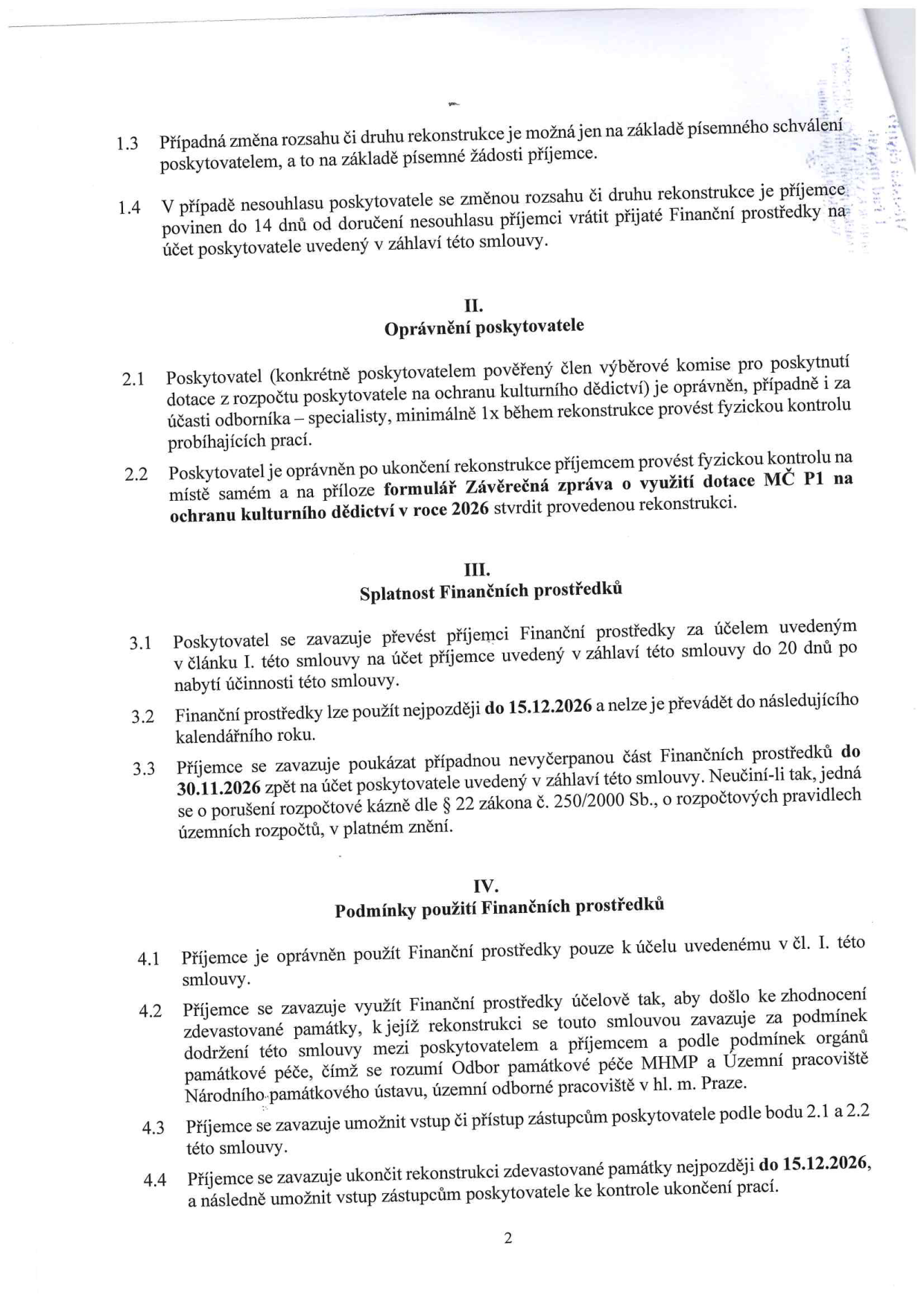 Strana 2 smlouvy o poskytnutí dotace na ochranu kulturního památky. Obsahuje body: 1.3 (změna rozsahu rekonstrukce), 1.4 (vrácení prostředků při nesouhlasu), II. Oprávnění poskytovatele (2.1 fyzická kontrola, 2.2 závěrečná zpráva), III. Splatnost finančních prostředků (3.1 termín převodu, 3.2 termín použití do 15.12.2026, 3.3 vrácení nevyčerpaných prostředků do 30.11.2026), IV. Podmínky použití finančních prostředků (4.1 účelové použití, 4.2 dodržení podmínek památkové péče MHMP a Národního památkového ústavu, 4.3 umožnění vstupu, 4.4 termín ukončení rekonstrukce do 15.12.2026).