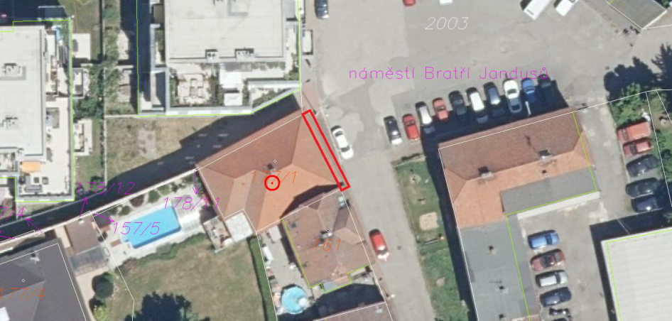Výřez z katastrální mapy s ortofotomapou v oblasti náměstí Bratří Jandusů. V mapě jsou vyznačena čísla parcel: 178/12, 178/11, 157/5, 177/4, 177/1, 161 a 2003. Červeným obdélníkem je zvýrazněna část budovy na parcele 177/1 a červeným kroužkem je označen bod v rámci této parcely.
