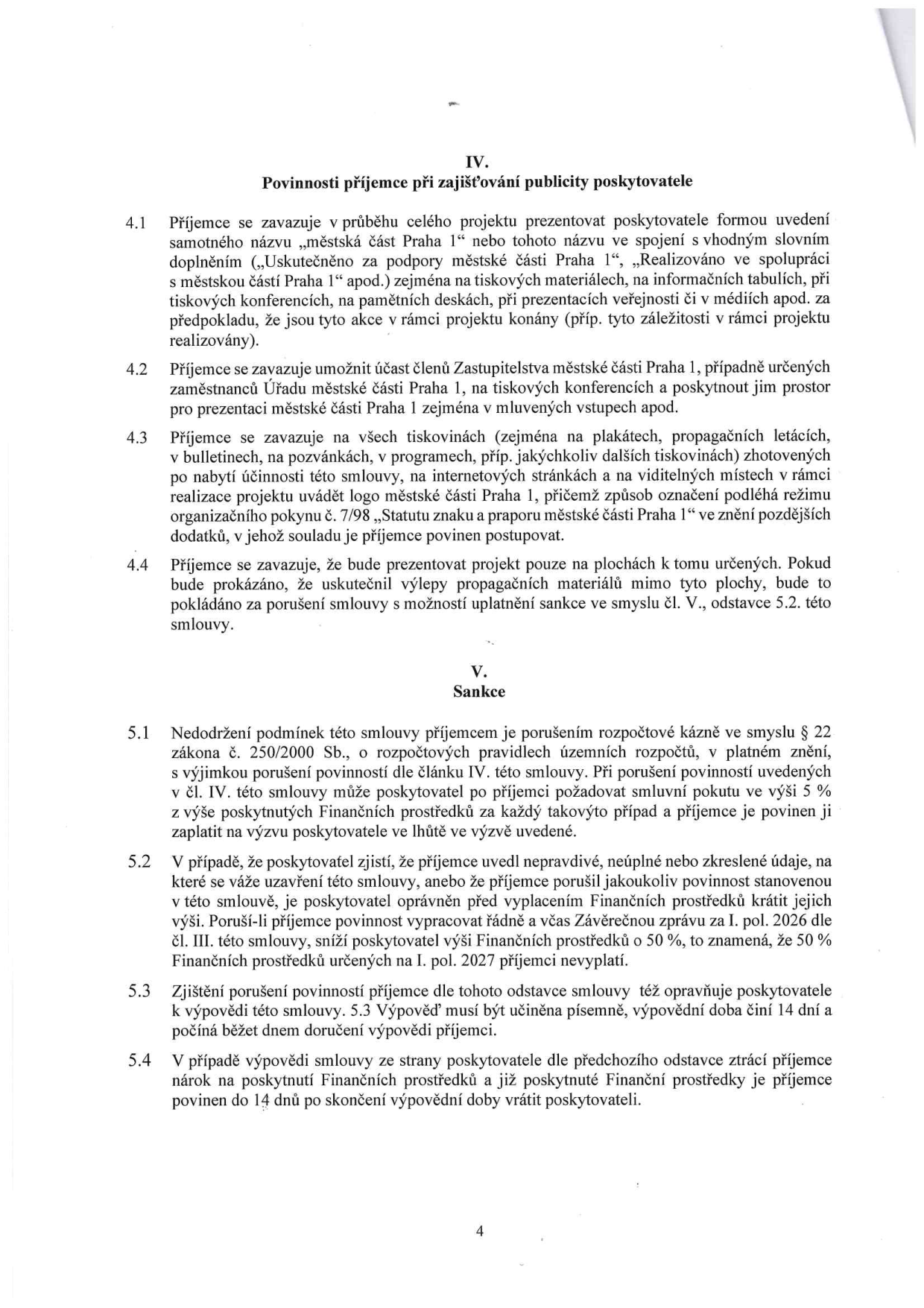 Strana 4 smlouvy obsahující články IV. a V. Článek IV. 'Povinnosti příjemce při zajišťování publicity poskytovatele' specifikuje povinnost příjemce prezentovat městskou část Praha 1 v rámci projektu (tiskoviny, akce, loga). Článek V. 'Sankce' definuje důsledky porušení smlouvy, včetně porušení rozpočtové kázně dle zákona č. 250/2000 Sb., smluvní pokuty ve výši 5 % z poskytnutých prostředků, krácení dotací při uvedení nepravdivých údajů nebo nesplnění povinností (např. závěrečná zpráva) a podmínky pro výpověď smlouvy a vrácení finančních prostředků.
