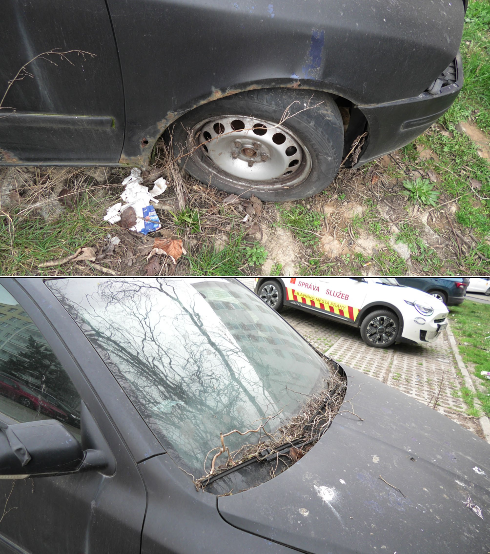 Fotografie opuštěného černého vozidla v zanedbaném stavu (rez, nečistoty, větve na čelním skle). V pozadí druhé části obrázku je vidět služební vozidlo s nápisem 'SPRÁVA SLUŽEB HLAVNÍHO MĚSTA PRAHY'.