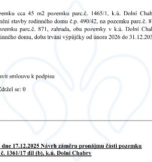 Úryvek z úředního dokumentu obsahující tyto informace: 1) Výpůjčka pozemku o výměře cca 45 m2 (parc. č. 1465/1, k.ú. Dolní Chabry) pro stavbu rodinného domu č.…