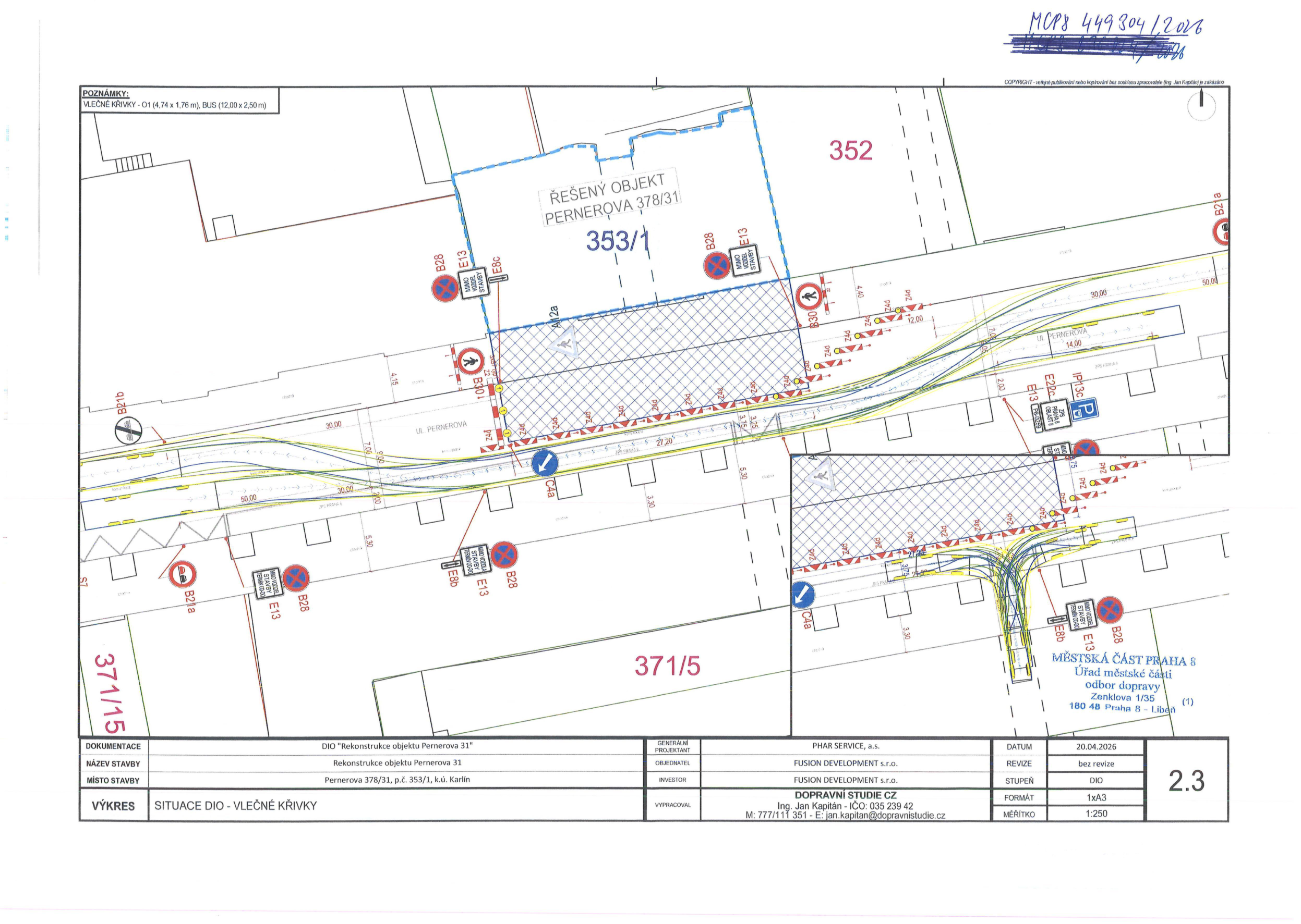 Situační nákres DIO (dopravně inženýrské opatření) pro rekonstrukci objektu Pernerova 378/31, Praha 8 - Karlín. Dokument obsahuje situační plán s vyznačenými vlečnými křivkami pro vozidla (O1 4,74 x 1,76 m a BUS 12,00 x 2,50 m), dopravní značení (B28, E13, B21a, B30, C4a, IP13c) a katastrální parcely 353/1, 371/5 a 352. Razítko: Městská část Praha 8, Úřad městské části, odbor dopravy, Zenklova 1/35, 180 48 Praha 8 - Libeň. Tabulka v dolní části: Dokumentace: DIO 'Rekonstrukce objektu Pernerova 31', Název stavby: Rekonstrukce objektu Pernerova 31, Místo stavby: Pernerova 378/31, p.č. 353/1, k.ú. Karlín, Generální projektant: PHAR SERVICE, a.s., Objednatel/Investor: FUSION DEVELOPMENT s.r.o., Vypracoval: DOPRAVNÍ STUDIE CZ, Ing. Jan Kapitán, IČO: 035 239 42, tel: 777 111 351, e-mail: jan.kapitan@dopravnistudie.cz, Datum: 20.04.2026, Stupeň: DIO, Formát: 1xA3, Měřítko: 1:250, Číslo výkresu: 2.3. V horní části rukou psané číslo jednací: MCP8 449304/2026.