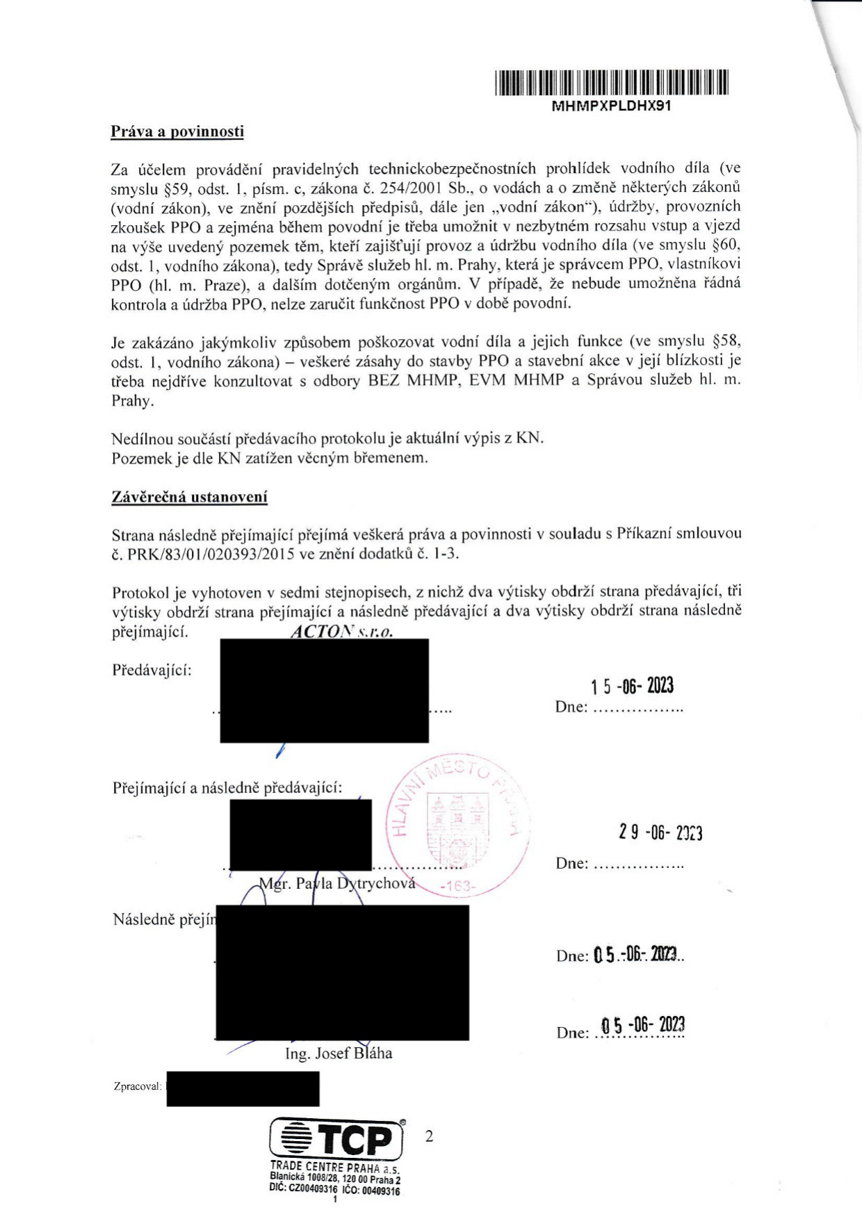 Dokument obsahuje právní ustanovení týkající se provozu a údržby vodního díla (PPO - protipovodňová ochrana). Klíčové body: 1. Povinnost umožnit vstup a vjezd na pozemek pro účely technickobezpečnostních prohlídek a údržby PPO (v souladu se zákonem č. 254/2001 Sb.). 2. Zákaz poškozování vodního díla a nutnost konzultovat stavební zásahy v blízkosti PPO s odbory MHMP a Správou služeb hl. m. Prahy. 3. Odkaz na Příkazní smlouvu č. PRK/83/01/020393/2015 ve znění dodatků č. 1-3. Dokument je podepsán zástupci stran (ACTON s.r.o., Hlavní město Praha, Ing. Josef Bláha) s daty podpisu v červnu 2023 (15.06., 29.06., 05.06.).