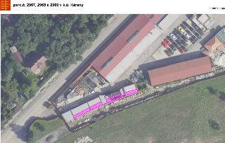 Ortofotomapa území s vyznačenými parcelami č. 2967, 2968 a 2969 v katastrálním území Káraný. Na snímku jsou patrné budovy, parkoviště a okolní pozemky, přičemž…