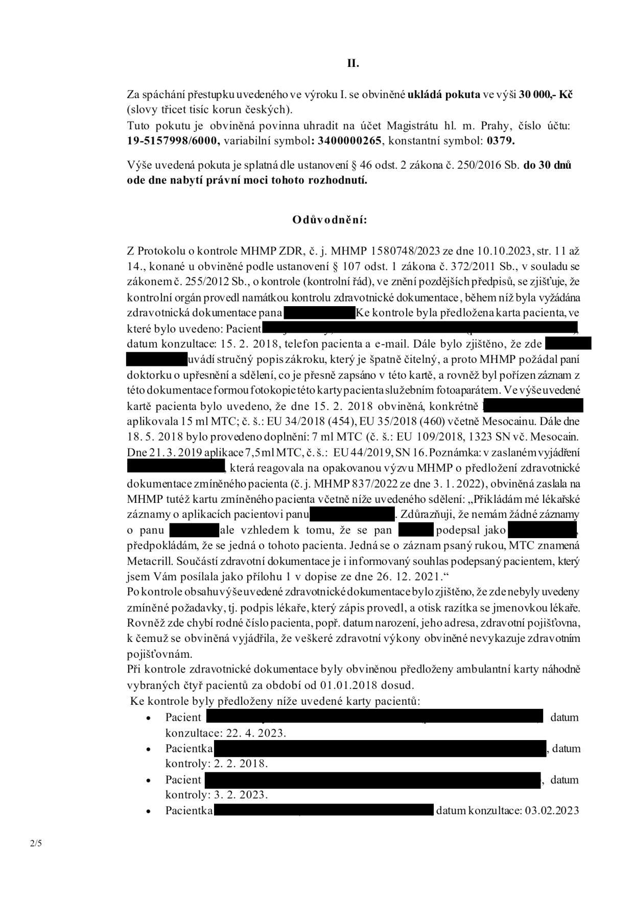 Strana 2/5 úředního rozhodnutí. Část II: Uložení pokuty ve výši 30 000 Kč, splatné do 30 dnů na účet Magistrátu hl. m. Prahy, č.ú. 19-5157998/6000, variabilní symbol 3400000265, konstantní symbol 0379. Odůvodnění: Protokol o kontrole MHMP ZDR č. j. MHMP 1580748/2023 ze dne 10.10.2023. Kontrola zdravotnické dokumentace odhalila nedostatky v záznamech o aplikaci přípravku MTC (Metacrill) a Mesocainu u pacientů. Zjištěny chybějící náležitosti v dokumentaci (podpis lékaře, razítko, rodné číslo, datum narození, adresa, zdravotní pojišťovna). Uveden seznam čtyř namátkově kontrolovaných karet pacientů s daty konzultací/kontrol (22. 4. 2023, 2. 2. 2018, 3. 2. 2023, 03.02.2023).