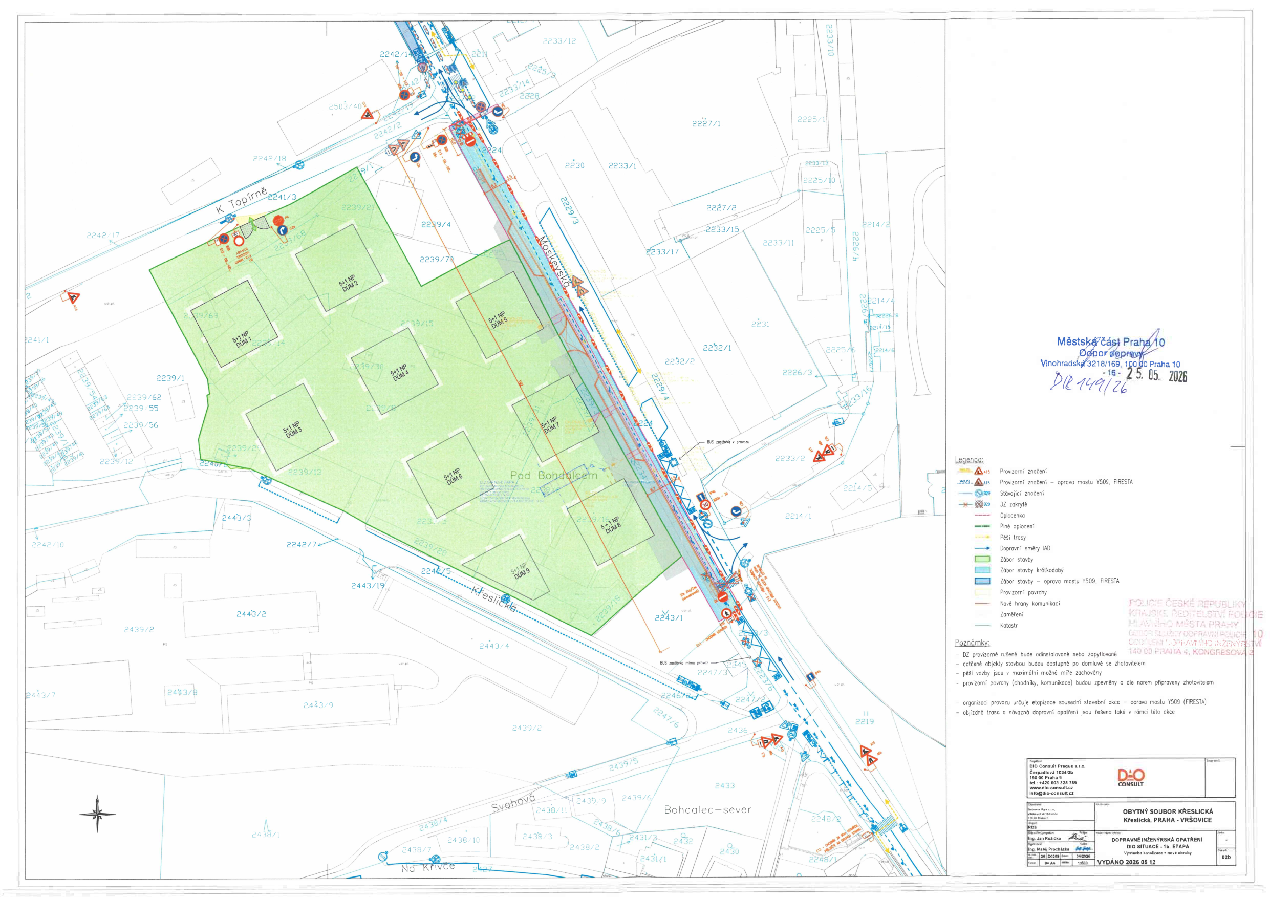 Dopravně inženýrské opatření (DIO) pro projekt 'Obytný soubor Křeslická, Křeslická, Praha-Vršovice'. Dokument obsahuje situační nákres dopravního značení a záborů komunikací v okolí ulic K Topírně, Moskevská a Pod Bohdalcem. Razítko: Městská část Praha 10, Odbor dopravy, Vinohradská 3218/169, 100 00 Praha 10, datum 25. 05. 2026, č.j. DIR 149/26. Legenda obsahuje značky pro provizorní značení, stávající značení, oplocení, plné oplocení, pěší trasy, dopravní směry a různé typy záborů stavby. Poznámky uvádějí, že provoz bude upravován dle postupu stavby a přístup k objektům bude zachován. Zpracovatel: D+O CONSULT, vydáno 2026 05 12.