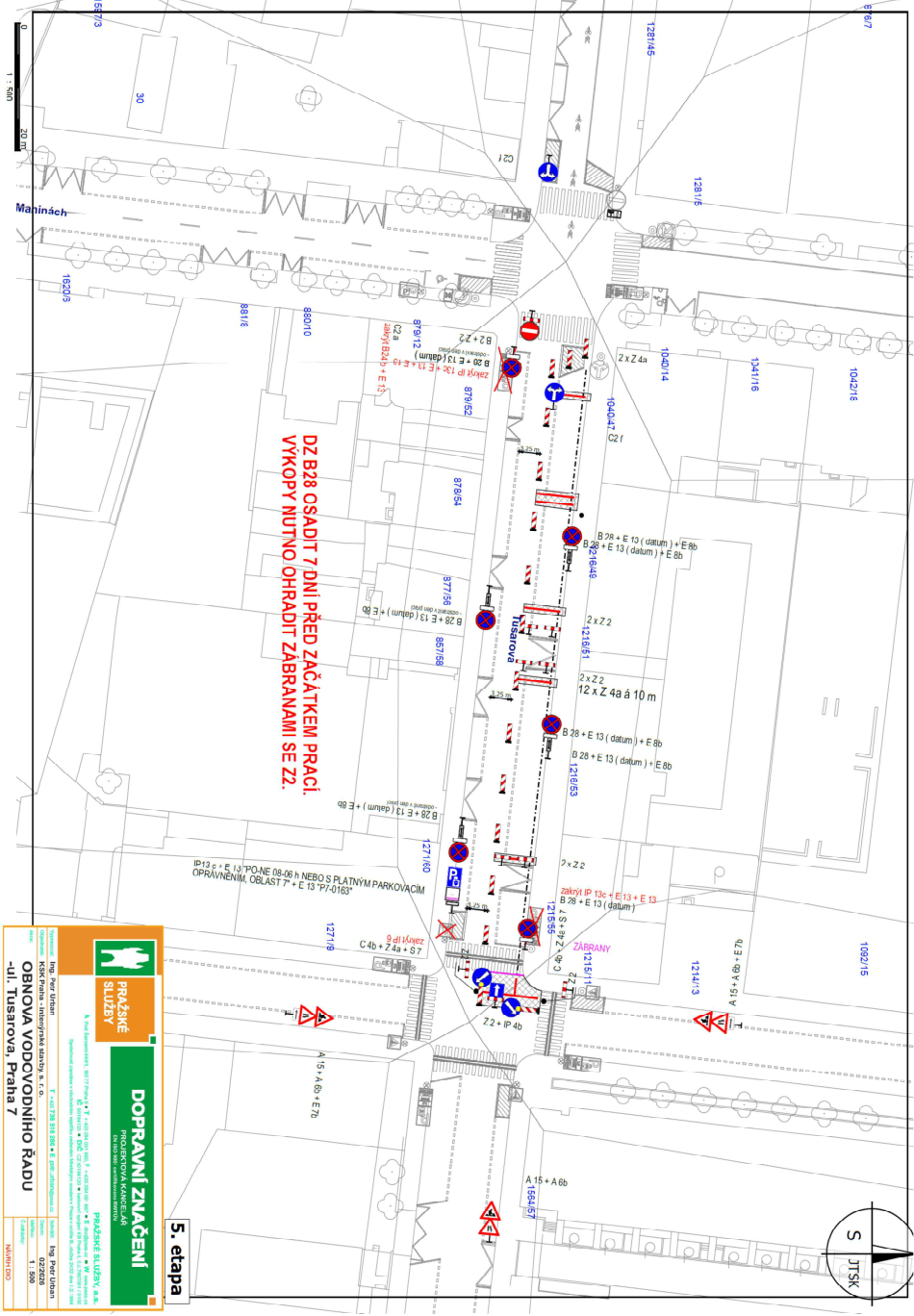 Projekt dopravního značení pro 5. etapu rekonstrukce vodovodního řadu v ulici Tusarova, Praha 7. Dokument obsahuje situační nákres dopravního omezení, uzavírek a rozmístění dopravních značek (např. B 28, IP 13c, E 13, Z 2, C 4b). Klíčové upozornění: 'DZ B28 OSADIT 7 DNÍ PŘED ZAČÁTKEM PRACÍ. VÝKOPY NUTNO OHRADIT ZÁBRANAMI SE Z2.' Dále obsahuje informace o zhotoviteli: Pražské služby, a.s., projektant Ing. Petr Urban, datum 02/2026, měřítko 1:500.