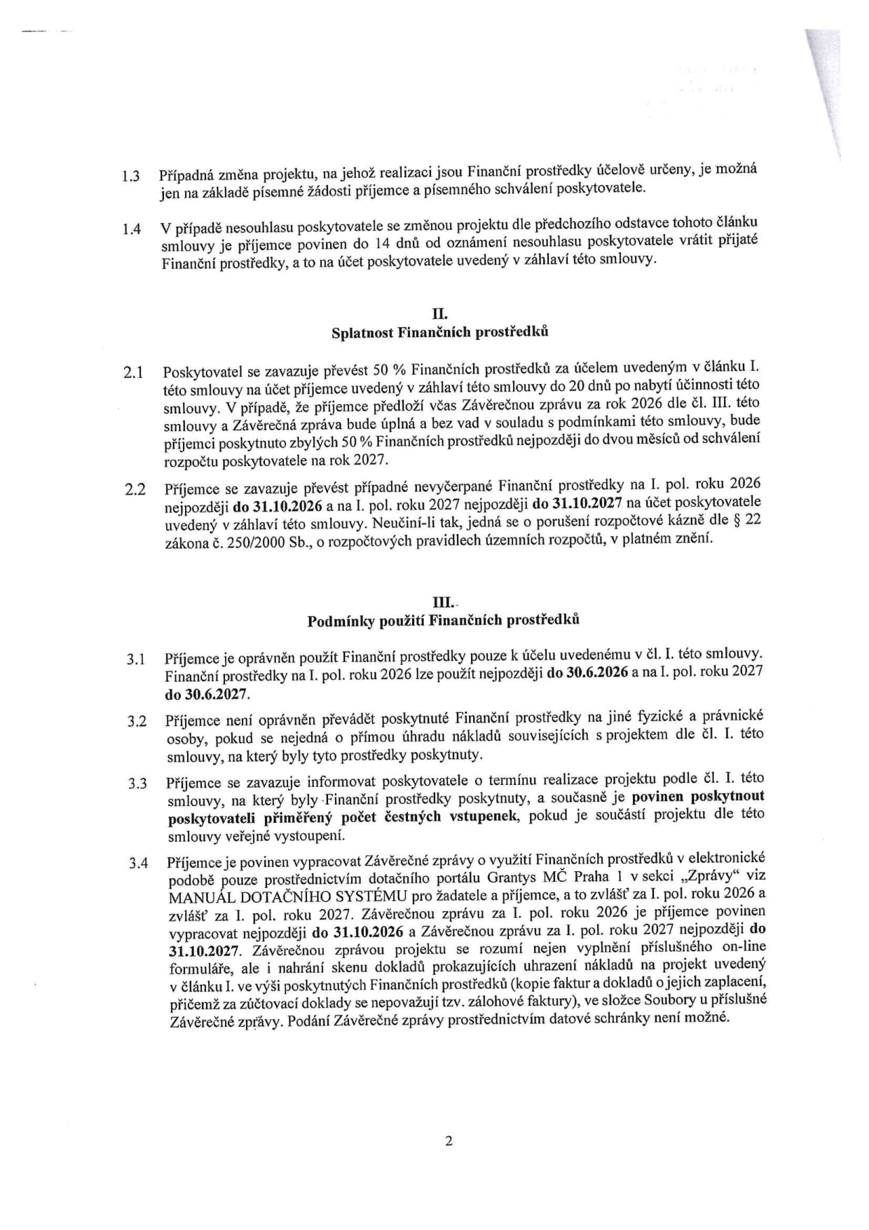 Strana 2 smlouvy o poskytnutí finančních prostředků. Obsahuje články: 1.3 (změna projektu), 1.4 (nesouhlas poskytovatele), II. Splatnost finančních prostředků (2.1: převod 50 % do 20 dnů od účinnosti, zbytek po schválení zprávy za rok 2026 nejpozději do 31.10.2027; 2.2: vrácení nevyčerpaných prostředků do 31.10.2026 a 31.10.2027), III. Podmínky použití finančních prostředků (3.1: termíny použití do 30.6.2026 a 30.6.2027; 3.2: zákaz převodu na jiné osoby; 3.3: povinnost poskytnout čestné vstupenky; 3.4: povinnost vypracovat závěrečné zprávy přes portál Grantys MČ Praha 1 do 31.10.2026 a 31.10.2027, včetně nahrání dokladů o úhradě).