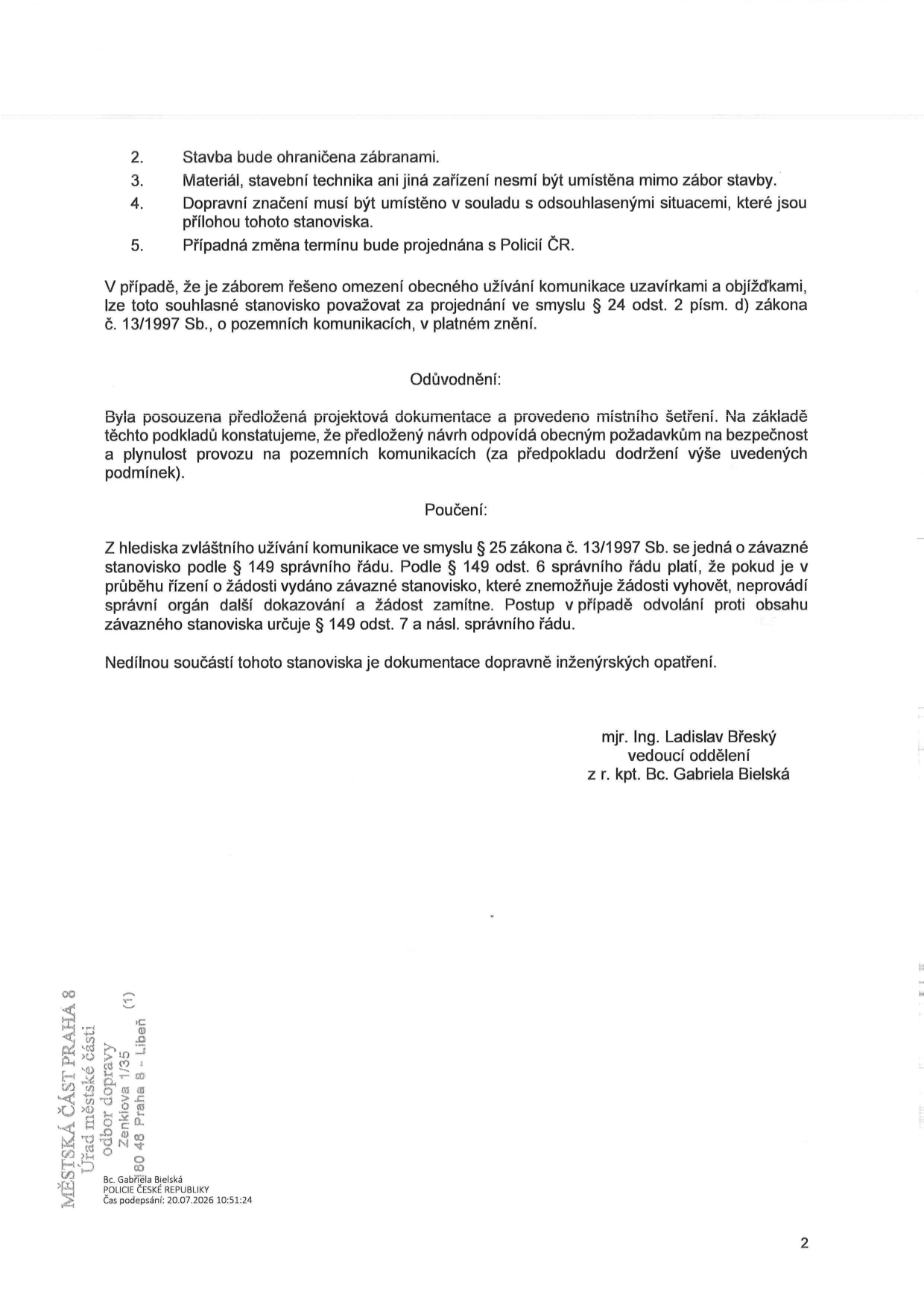 Druhá strana úředního rozhodnutí (stanoviska) k záboru komunikace. Obsahuje body: 2. Stavba bude ohraničena zábranami, 3. Materiál a technika nesmí být mimo zábor, 4. Dopravní značení v souladu s odsouhlasenými situacemi, 5. Změna termínu bude projednána s Policií ČR. Dále obsahuje právní poučení dle zákona č. 13/1997 Sb. a správního řádu. Dokument podepsali mjr. Ing. Ladislav Břeský (vedoucí oddělení) a z r. kpt. Bc. Gabriela Bielská. V patičce je uvedeno: MĚSTSKÁ ČÁST PRAHA 8, Úřad městské části, odbor dopravy, Zenklova 1/35, 180 48 Praha 8 - Libeň, Bc. Gabriela Bielská, POLICIE ČESKÉ REPUBLIKY, Čas podepsání: 20.07.2026 10:51:24.