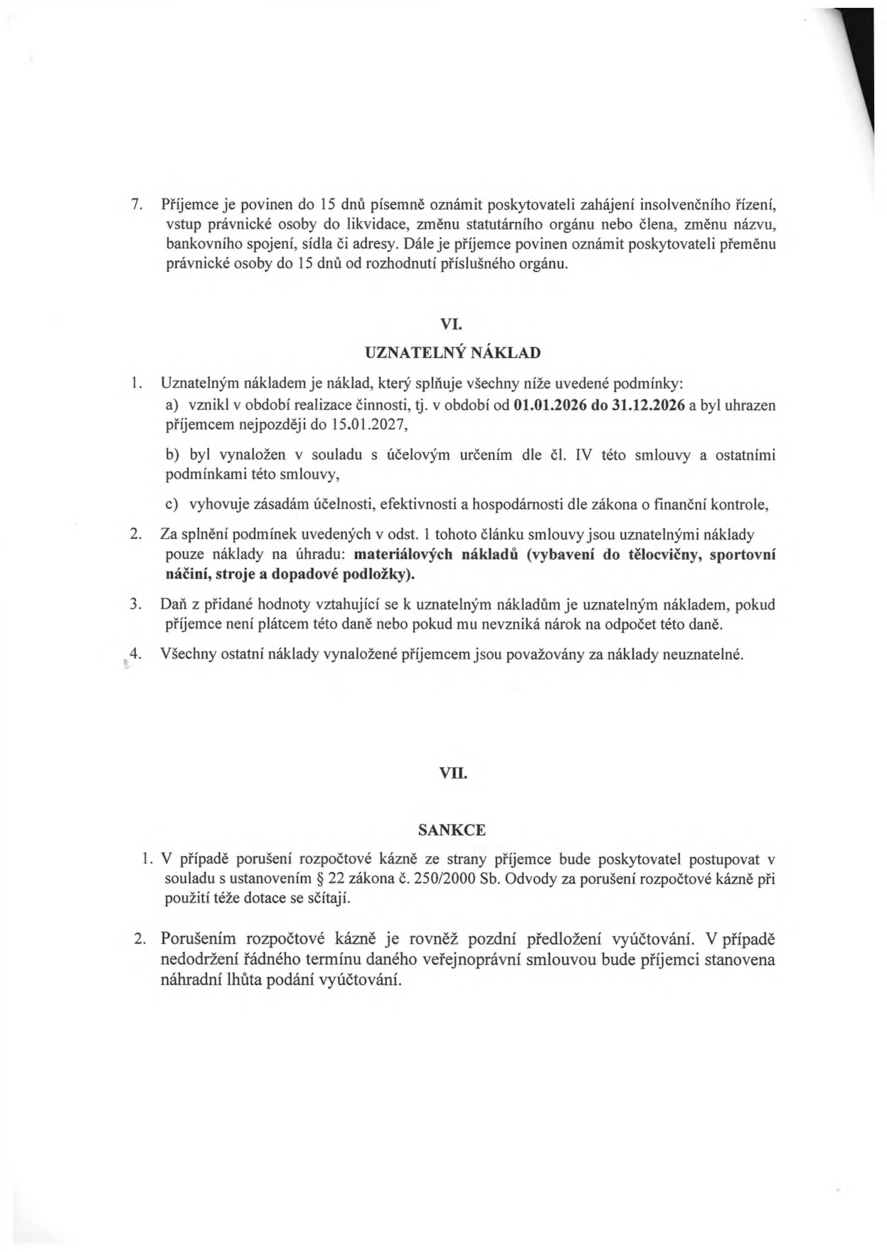 Výňatek ze smlouvy o poskytnutí dotace. Bod 7: Povinnost příjemce oznámit do 15 dnů změny (insolvence, likvidace, změna orgánů, názvu, sídla, adresy). Článek VI. Uznatelný náklad: a) vznikl v období 01.01.2026 až 31.12.2026 a uhrazen do 15.01.2027, b) v souladu s účelem smlouvy, c) v souladu se zásadami účelnosti, efektivnosti a hospodárnosti. Bod 2: Uznatelné náklady jsou pouze materiálové náklady (vybavení do tělocvičny, sportovní náčiní, stroje a dopadové podložky). Bod 3: DPH je uznatelným nákladem, pokud příjemce není plátcem. Článek VII. Sankce: Bod 1: Porušení rozpočtové kázně se řeší dle § 22 zákona č. 250/2000 Sb. Bod 2: Pozdní předložení vyúčtování bude řešeno stanovením náhradní lhůty.