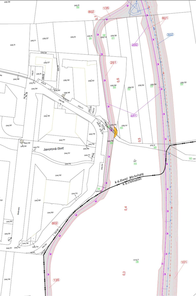 Situační výkres (plán stavby) zobrazující katastrální území Horní Měcholupy a Uhříněves. Mapa obsahuje parcelní čísla (např. 539/27, 544/42, 544/75, 570/11, 1412/1), vyznačené hranice pozemků, trasu stavby (čísla 135, 802, 251, 441, 302, 492, 801, 101) a kilometráž (0,3; 0,4; 0,5; 0,6; 0,7). V mapě je vyznačena hranice katastrálních území 'k.ú. Horní Měcholupy' a 'k.ú. Uhříněves' a lokalita 'Javorová čtvrť'.