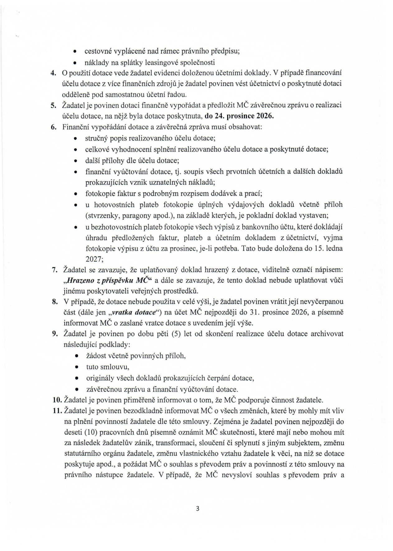 Strana 3 smlouvy o poskytnutí dotace obsahující body 4 až 11: 4. Evidence dotace a oddělené účetnictví. 5. Termín finančního vypořádání a závěrečné zprávy do 24. prosince 2026. 6. Náležitosti závěrečné zprávy (popis, vyhodnocení, přílohy, účetní doklady, faktury, výpisy z účtu). 7. Povinnost označit doklady nápisem 'Hrazeno z příspěvku MČ'. 8. Povinnost vrátit nevyčerpanou část dotace do 31. prosince 2026. 9. Archivace dokumentů po dobu 5 let. 10. Povinnost informovat o podpoře MČ. 11. Povinnost informovat MČ o změnách (zánik, transformace, změna statutárního orgánu) do 10 pracovních dnů.