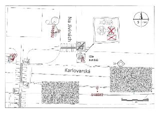 Situační nákres dopravního značení. Ulice: Karlovarská, Na Jivinách. Zobrazeny ulice, přechody pro chodce, směrové šipky a dopravní značení (např. dopravní zna…