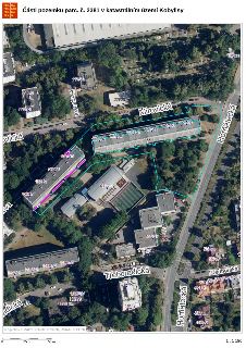 Mapa zobrazující části pozemku parc. č. 2381 v katastrálním území Kobylisy. Mapa obsahuje ortofotomapu s vyznačenými hranicemi pozemků (modré čáry) a čísly par…
