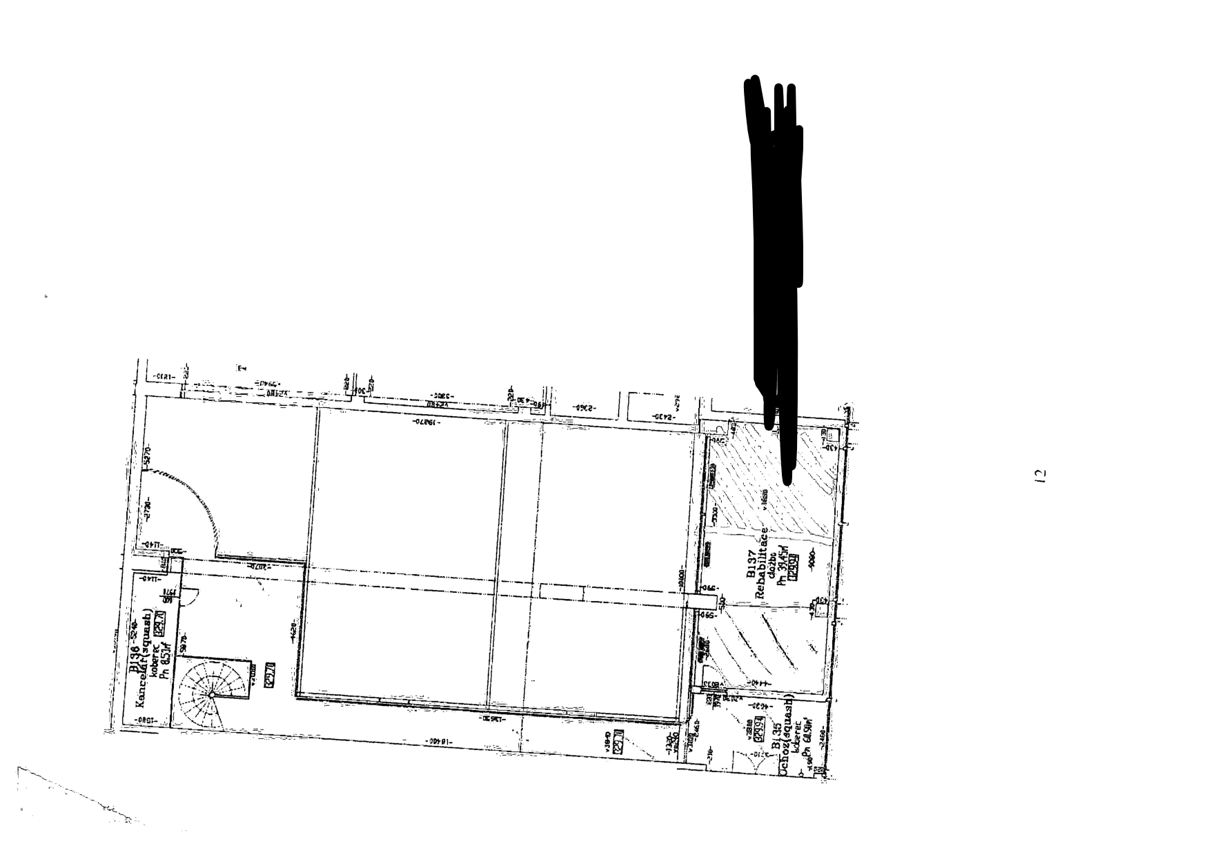 Půdorysný plán prostorů: B138 Kancelář (squash), koberec, 29,7 m²; B135 Ochoz (squash), koberec, 68,50 m²; B137 Rehabilitace, dlažba, 39,45 m². Součástí je nákres točitého schodiště a vnitřní dispozice místností.