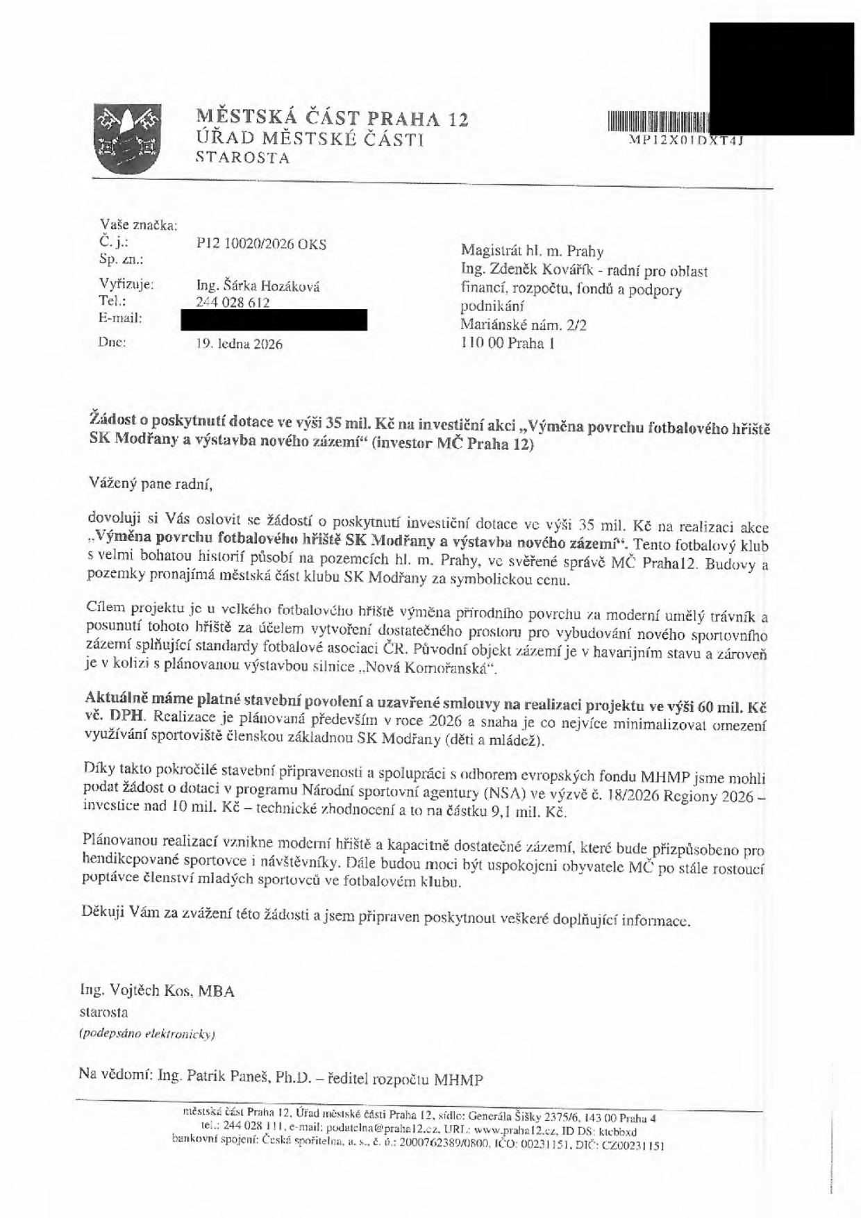 Úřední dopis Městské části Praha 12 ze dne 19. ledna 2026, podepsaný starostou Ing. Vojtěchem Kosem, MBA. Předmětem je žádost o poskytnutí dotace ve výši 35 mil. Kč na investiční akci 'Výměna povrchu fotbalového hřiště SK Modřany a výstavba nového zázemí'. Projekt zahrnuje výměnu přírodního povrchu za umělý trávník, posunutí hřiště a výstavbu nového zázemí, které je v havarijním stavu a v kolizi s plánovanou výstavbou silnice 'Nová Komořanská'. Celkové náklady na realizaci projektu jsou 60 mil. Kč vč. DPH. Žádost je adresována radnímu hl. m. Prahy Ing. Zdeňku Kováříkovi.