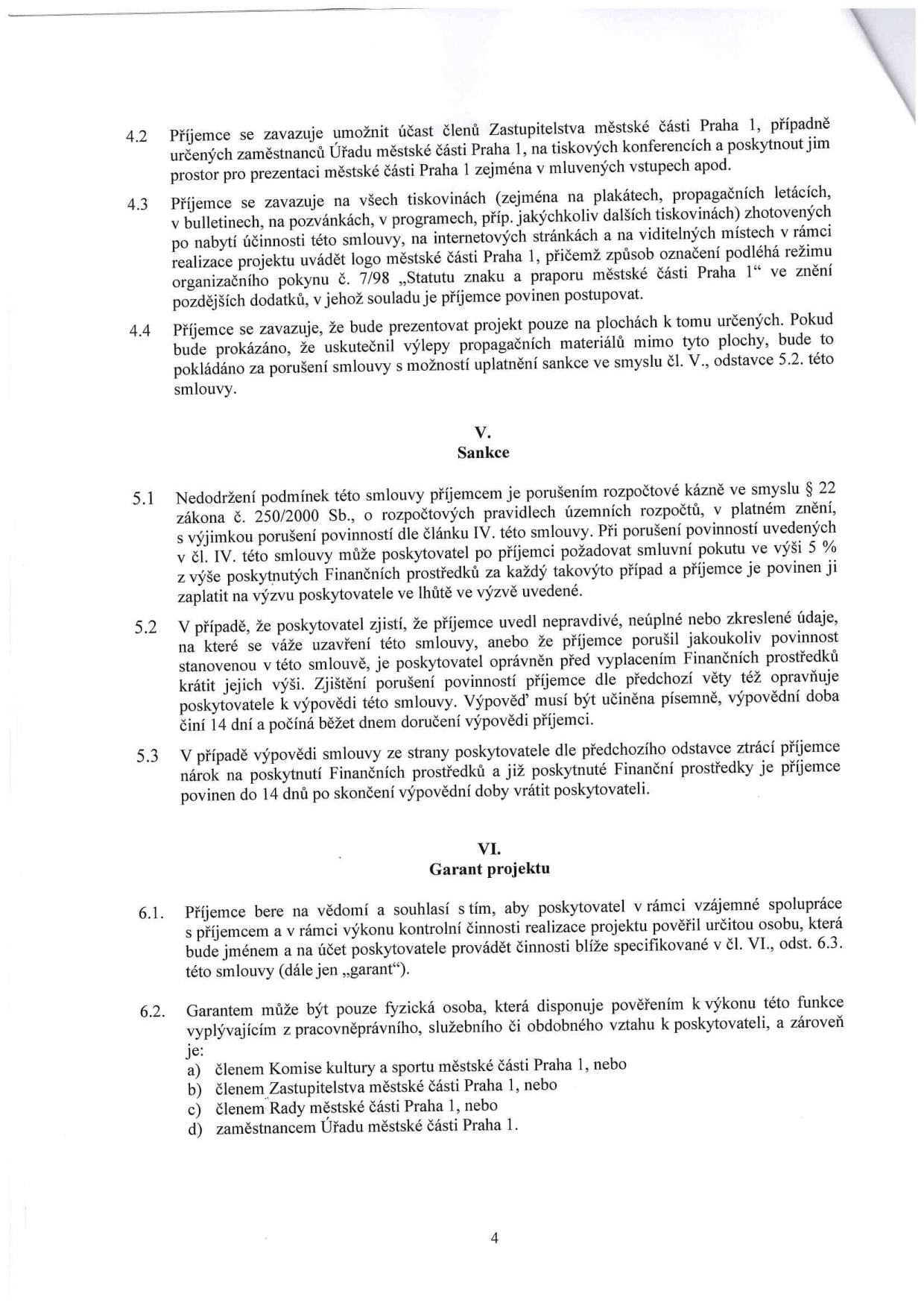 Strana 4 smlouvy obsahující články IV, V a VI. Článek IV (4.2-4.4) definuje povinnosti příjemce ohledně prezentace projektu a propagace městské části Praha 1. Článek V (5.1-5.3) upravuje sankce za porušení rozpočtové kázně (smluvní pokuta 5 %) a podmínky výpovědi smlouvy. Článek VI (6.1-6.2) definuje roli 'garanta projektu', kterým může být pouze fyzická osoba v pracovněprávním vztahu k poskytovateli, konkrétně člen Komise kultury a sportu, člen Zastupitelstva, člen Rady městské části Praha 1 nebo zaměstnanec Úřadu městské části Praha 1.