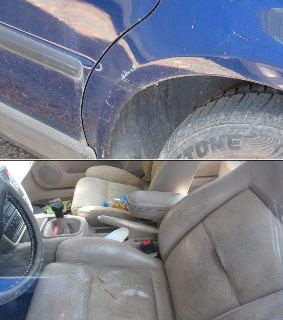 Fotografie poškození automobilu, horní část zachycuje modrou karoserii a odřený blatník nad pneumatikou značky 'TONE' (část nápisu Bridgestone), dolní část zac…