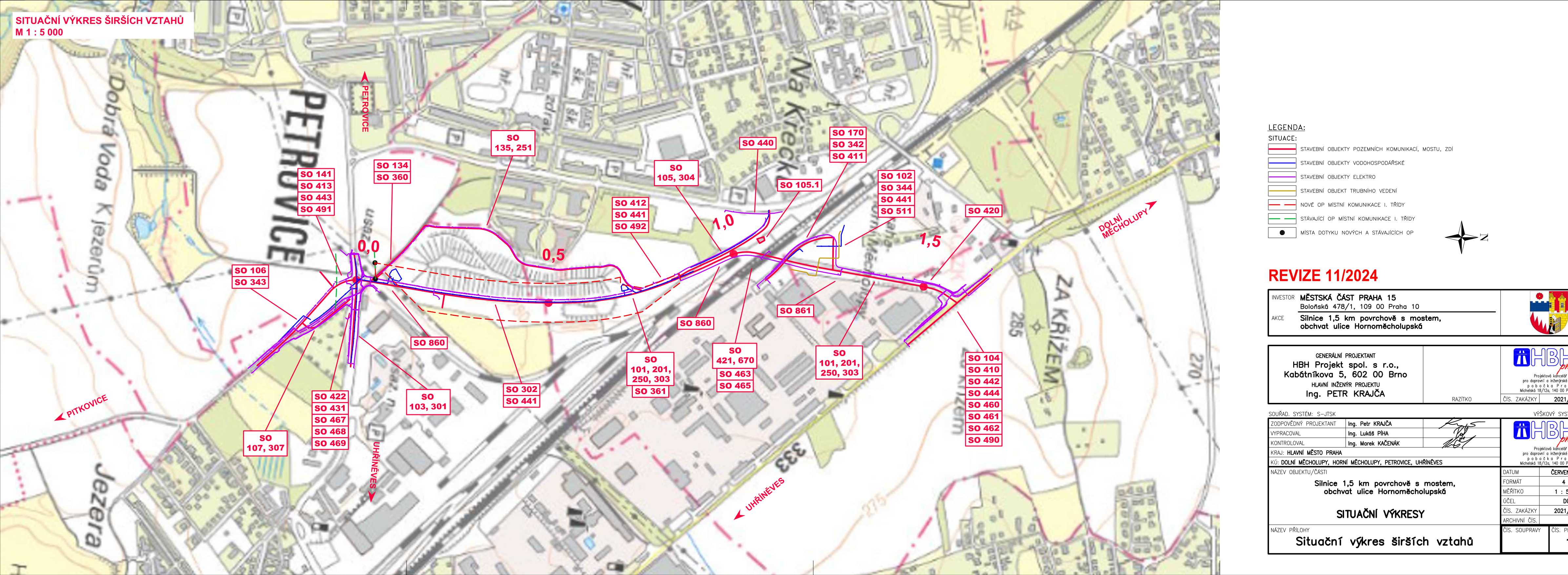 Situační výkres širších vztahů (M 1:5000) pro stavbu 'Silnice 1,5 km povrchově s mostem, obchvat ulice Hornoměcholupská'. Dokument obsahuje mapu území mezi Petrovicemi, Pitkovicemi, Uhříněvsí a Dolními Měcholupy s vyznačenými stavebními objekty (SO) a trasou komunikace. Revize 11/2024. Investor: Městská část Praha 15, Boloňská 478/1, 109 00 Praha 10. Generální projektant: HBH Projekt spol. s r.o., Kabátníkova 5, 602 00 Brno. Hlavní inženýr projektu: Ing. Petr Krajča. Legenda rozlišuje: stavební objekty pozemních komunikací, mostů, vodohospodářské objekty, objekty elektro, objekty trubního vedení, nové a stávající místní komunikace.