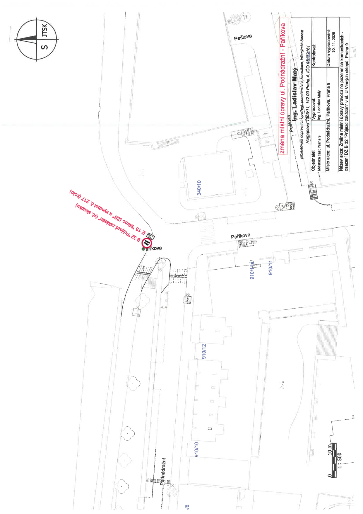 Koordinační situace dopravního značení v ulicích Podnádraží a Paříkova.