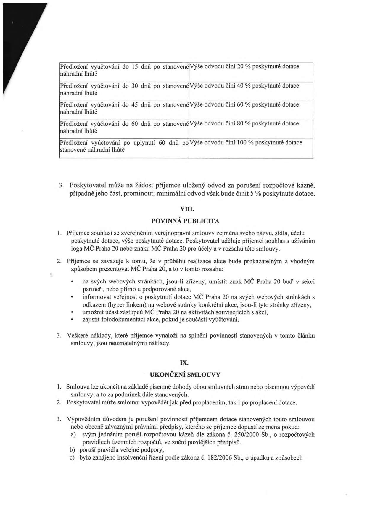 Tabulka sankcí za pozdní předložení vyúčtování dotace: do 15 dnů (odvod 20 %), do 30 dnů (40 %), do 45 dnů (60 %), do 60 dnů (80 %), po 60 dnech (100 %). Dále text smlouvy: bod 3 (možnost prominutí odvodu, min. 5 %). Článek VIII. Povinná publicita: povinnost uvádět logo/znak MČ Praha 20, prezentovat MČ Praha 20 na webu, umožnit účast zástupců a zajistit fotodokumentaci. Článek IX. Ukončení smlouvy: možnosti ukončení dohodou nebo výpovědí, důvody výpovědi (porušení rozpočtové kázně, porušení pravidel veřejné podpory, insolvenční řízení).