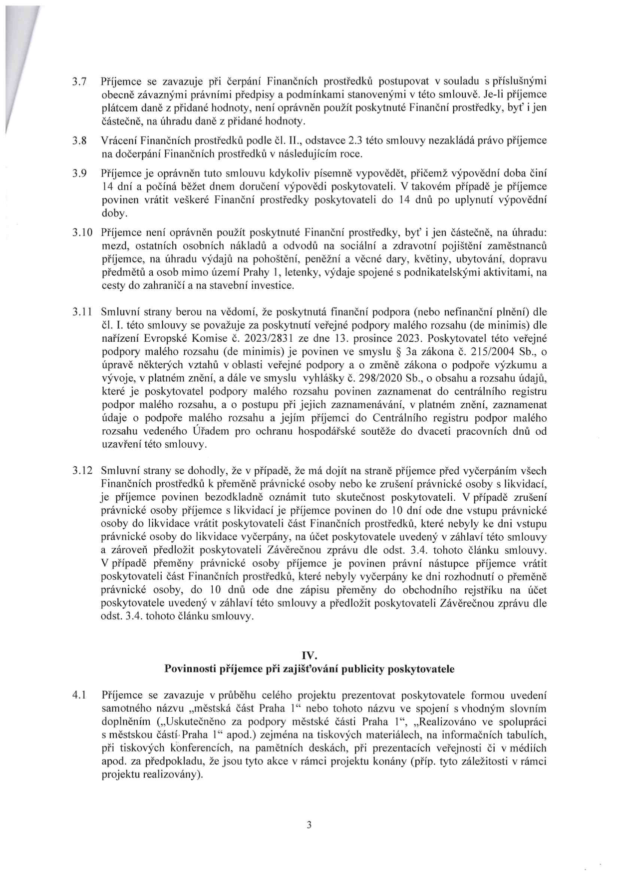 Text smlouvy obsahující body 3.7 až 3.12 a část IV. 'Povinnosti příjemce při zajišťování publicity poskytovatele' (bod 4.1). Dokument specifikuje pravidla pro čerpání finančních prostředků, vracení prostředků, výpovědní lhůty, omezení použití prostředků (např. zákaz úhrady mezd, pohoštění, cest do zahraničí), pravidla pro veřejnou podporu malého rozsahu (de minimis), postup při zániku nebo likvidaci příjemce a povinnost prezentovat poskytovatele ('městská část Praha 1') v rámci projektu.