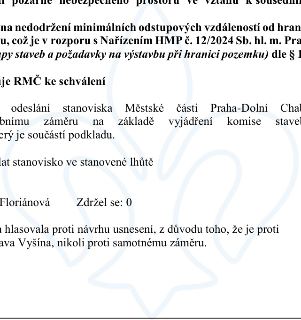 Výňatek z úředního dokumentu týkající se stavebního záměru: Text zmiňuje nedodržení minimálních odstupových vzdáleností od hranic pozemku, což je v rozporu s N…