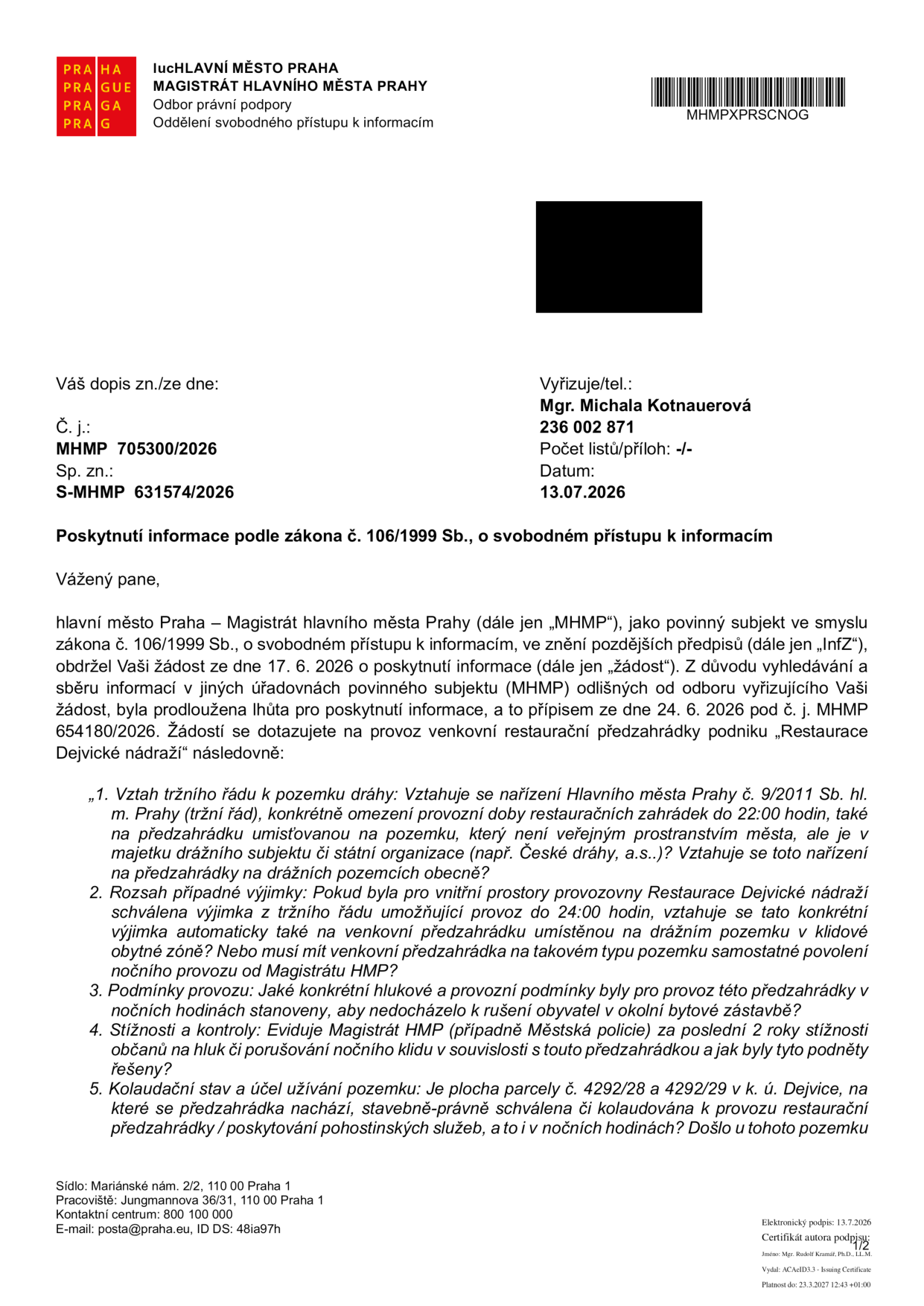 Úřední dopis Magistrátu hlavního města Prahy ze dne 13. 7. 2026, č. j. MHMP 705300/2026, sp. zn. S-MHMP 631574/2026. Předmětem je poskytnutí informací podle zákona č. 106/1999 Sb. týkajících se provozu venkovní restaurační předzahrádky podniku 'Restaurace Dejvické nádraží'. Dopis obsahuje pět bodů dotazů žadatele: 1. Vztah tržního řádu k pozemku dráhy a omezení provozní doby. 2. Rozsah výjimek z tržního řádu pro noční provoz. 3. Konkrétní hlukové a provozní podmínky. 4. Evidence stížností občanů na hluk za poslední 2 roky. 5. Kolaudační stav a účel užívání pozemků parc. č. 4292/28 a 4292/29 v k. ú. Dejvice.