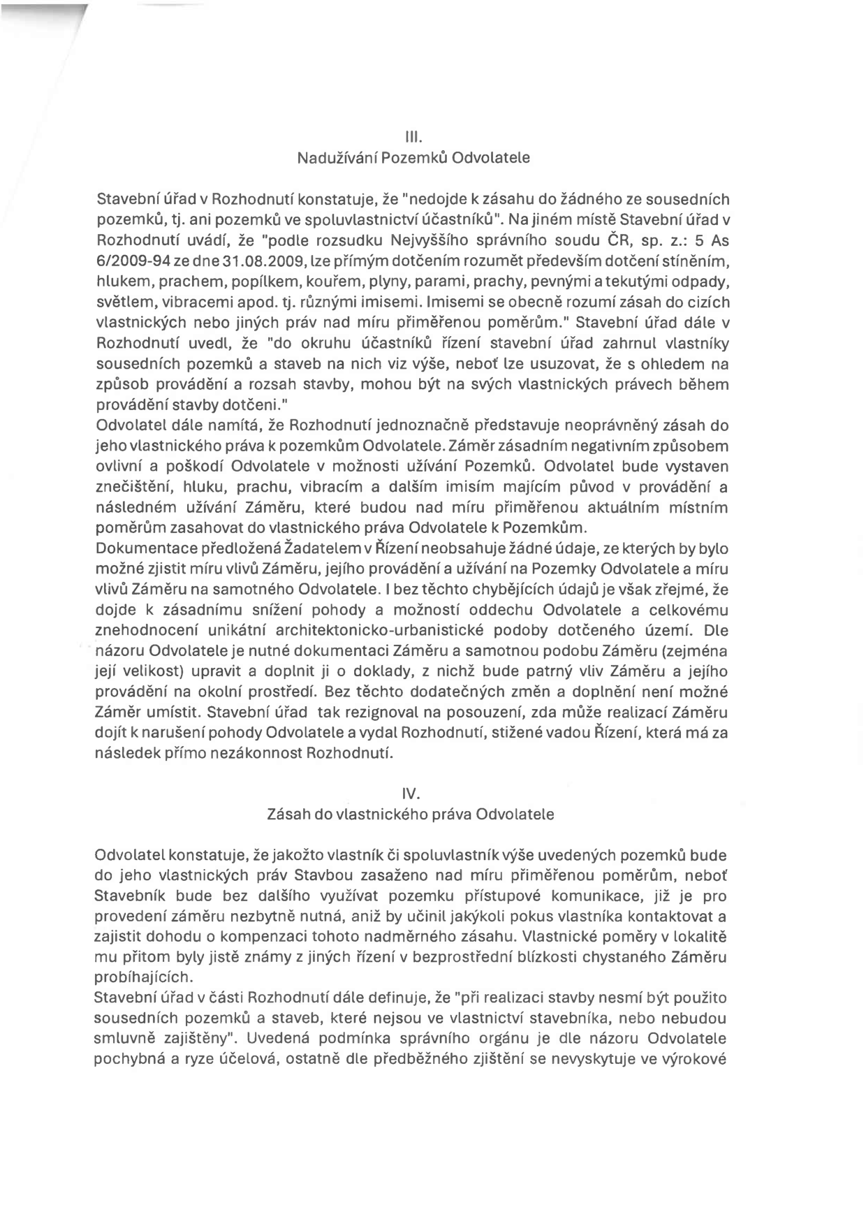 Text dokumentu obsahující právní argumentaci odvolatele proti stavebnímu rozhodnutí. Část III. 'Nadužívání Pozemků Odvolatele' rozebírá zásahy do vlastnických práv (hluk, prach, stínění) a nedostatečnou dokumentaci vlivů stavby. Část IV. 'Zásah do vlastnického práva Odvolatele' namítá neoprávněné využívání přístupové komunikace bez dohody s vlastníkem a zpochybňuje podmínku stavebního úřadu ohledně užívání sousedních pozemků jako účelovou.