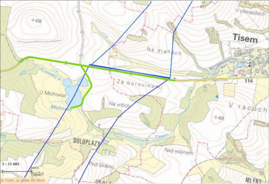 Situační mapa území v okolí obcí Tisem a Doloplazy. V mapě jsou vyznačeny modré a zelené linie (pravděpodobně trasy inženýrských sítí nebo plánovaných záměrů). Obsahuje názvy lokalit: Tisem, Na drahách, Za borovinami, Na vrších, U Michovce, Michovec, Doloplazy, Pod Skálou, Nad mlýnem, V racoch, V chmelištích. Dále jsou uvedeny výškové kóty (např. 438, 402, 365), vodní plochy (Lumský p.), silnice č. 114, měřítko 1:11 682 a tiráž: © ČÚZK, © AOPK ČR 2014.