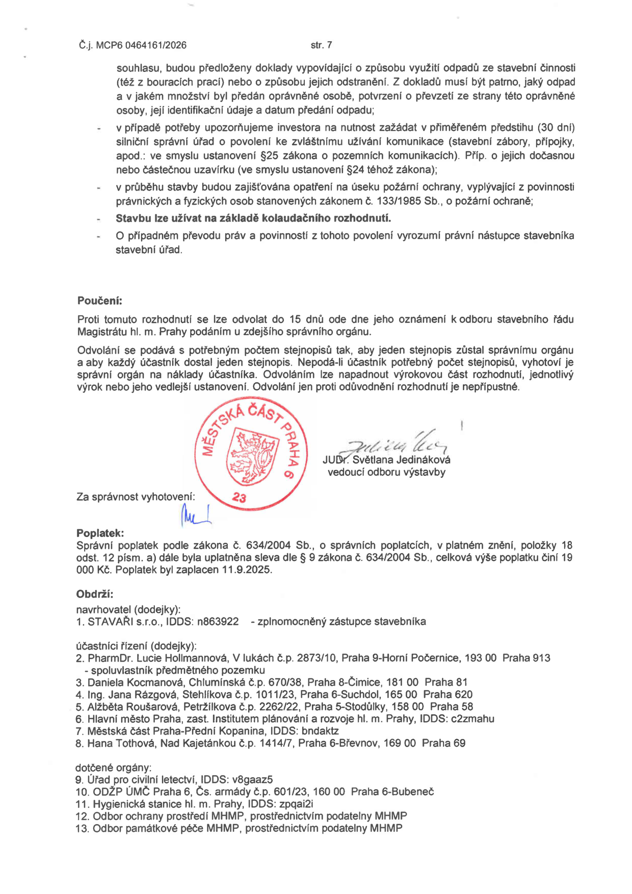 Strana 7 úředního rozhodnutí č.j. MCP6 0464161/2026. Obsahuje podmínky pro nakládání s odpady ze stavební činnosti, povinnost žádat o povolení ke zvláštnímu užívání komunikace, dodržování požární ochrany, podmínku kolaudačního rozhodnutí a informaci o přechodu práv na právního nástupce. Poučení: odvolání do 15 dnů ode dne oznámení k odboru stavebního řádu Magistrátu hl. m. Prahy. Podepsáno JUDr. Světlanou Jedinákovou, vedoucí odboru výstavby. Správní poplatek dle zákona č. 634/2004 Sb. zaplacen 11.9.2025. Seznam účastníků řízení a dotčených orgánů: 1. STAVAŘI s.r.o., 2. PharmDr. Lucie Hollmannová, 3. Daniela Kocmanová, 4. Ing. Jana Rázgová, 5. Alžběta Roušarová, 6. Hlavní město Praha, 7. Městská část Praha-Přední Kopanina, 8. Hana Tothová, 9. Úřad pro civilní letectví, 10. ODŽP ÚMČ Praha 6, 11. Hygienická stanice hl. m. Prahy, 12. Odbor ochrany prostředí MHMP, 13. Odbor památkové péče MHMP.