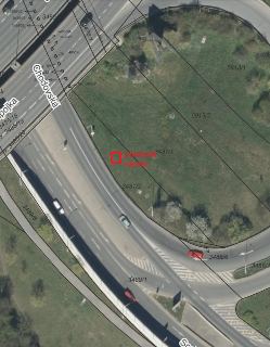 Ortofotomapa (katastrální mapa) s vyznačeným předmětem nájmu (červený obdélník). V okolí jsou vidět ulice Chodovská a Sporilov, a katastrální čísla pozemků, na…