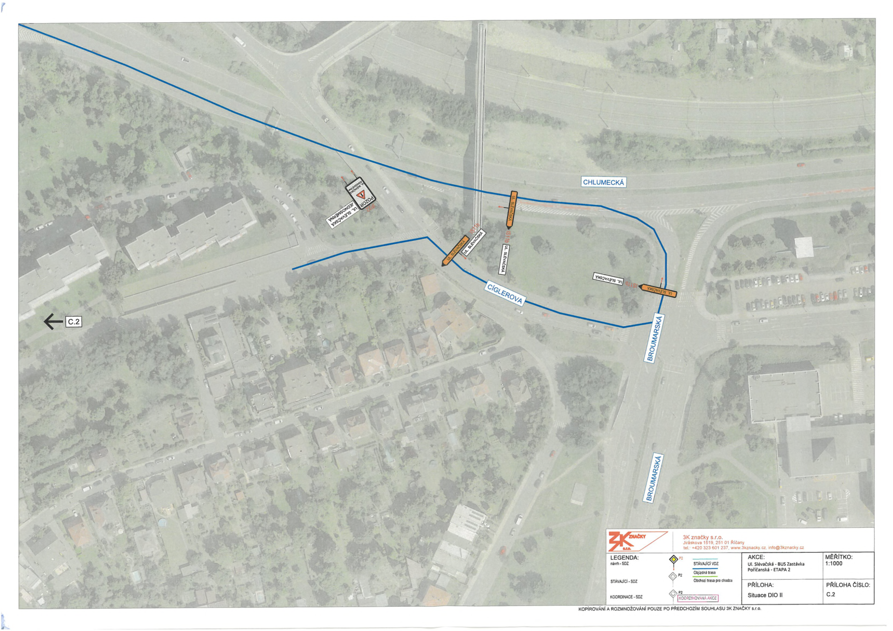 Situační nákres dopravního značení (DIO II) pro akci 'Ul. Slévačská - BUS Zastávka, Poříčanská - ETAPA 2'. Mapa zobrazuje uzavírky a objízdné trasy v okolí ulic Chlumecká, Cíglerova a Broumarská. V legendě je uvedeno: 'Stávající VDZ', 'Objízdná trasa', 'Obchůzná trasa pro chodce', 'Stávající SDZ' a 'Koordinovaná akce'. Dokument vypracovala společnost 3K značky s.r.o., Jráskova 1519, 251 01 Říčany, tel: +420 323 601 237, www.3kznacky.cz. Měřítko 1:1000, příloha číslo C.2.