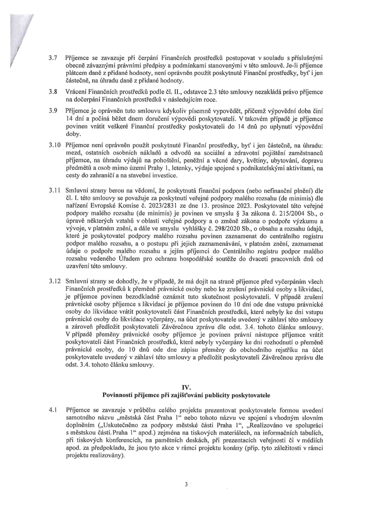 Strana 3 smlouvy obsahující body 3.7 až 4.1. Body 3.7-3.12 definují pravidla pro čerpání finančních prostředků, výpověď smlouvy, omezení použití prostředků (mzdy, osobní náklady, cesty do zahraničí, stavební investice), ustanovení o veřejné podpoře malého rozsahu (de minimis) a postup při přeměně či zrušení právnické osoby příjemce. Bod 4.1 stanovuje povinnosti příjemce ohledně publicity poskytovatele (městská část Praha 1) v rámci projektu.