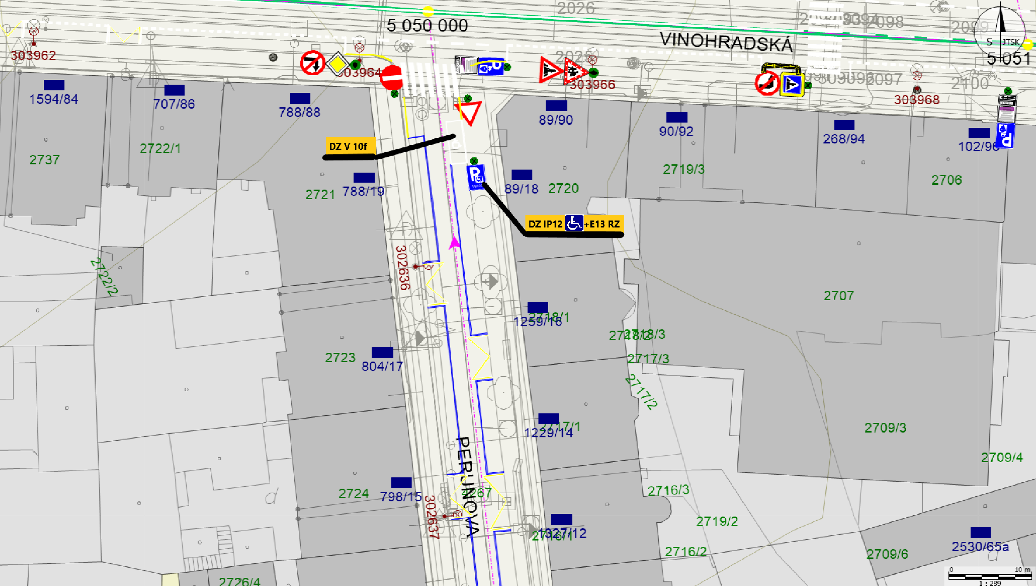 Situační nákres dopravního značení v ulici Vinohradská a Perunova. Obsahuje katastrální čísla parcel (např. 1594/84, 707/86, 788/88, 89/90, 90/92, 268/94, 102/96, 2737, 2722/1, 2721, 788/19, 89/18, 2720, 2719/3, 2706, 2707, 2723, 804/17, 1259/1, 2728/3, 2717/3, 2719/2, 2716/3, 2716/2, 2709/3, 2709/6, 2709/4, 2530/65a, 2724, 798/15, 1229/14, 2727/12, 2726/4). Vyznačeno dopravní značení: DZ V 10f, DZ IP12 + E13 RZ (parkoviště pro invalidy), značky zákazu vjezdu, hlavní silnice a dej přednost v jízdě. Uvedena čísla objektů 303962, 303964, 303966, 303968, 302636, 302637. Měřítko 1:289.