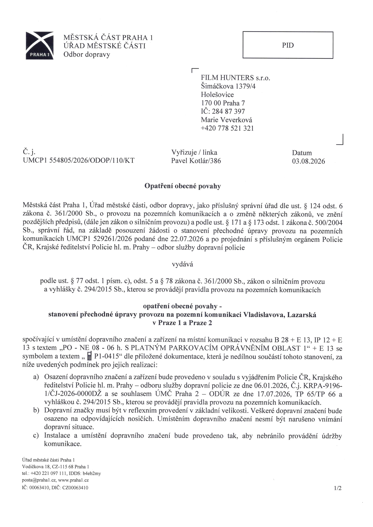 Oznámení Městské části Praha 1, Odbor dopravy o opatření obecné povahy, č.j. UMCP1 554805/2026/ODOP/110/KT, datum 03.08.2026. Adresát: FILM HUNTERS s.r.o., Šimáčkova 1379/4, Praha 7. Předmět: Stanovení přechodné úpravy provozu na komunikacích Vladislavova a Lazarská v Praze 1 a Praze 2. Jedná se o umístění dopravního značení B 28 + E 13, IP 12 + E 13 s textem 'PO - NE 08 - 06 h. S PLATNÝM PARKOVACÍM OPRÁVNĚNÍM OBLAST 1' + E 13 se symbolem a textem 'P1-0415'. Stanovení obsahuje podmínky pro instalaci dle vyjádření Policie ČR a MČ Praha 2.