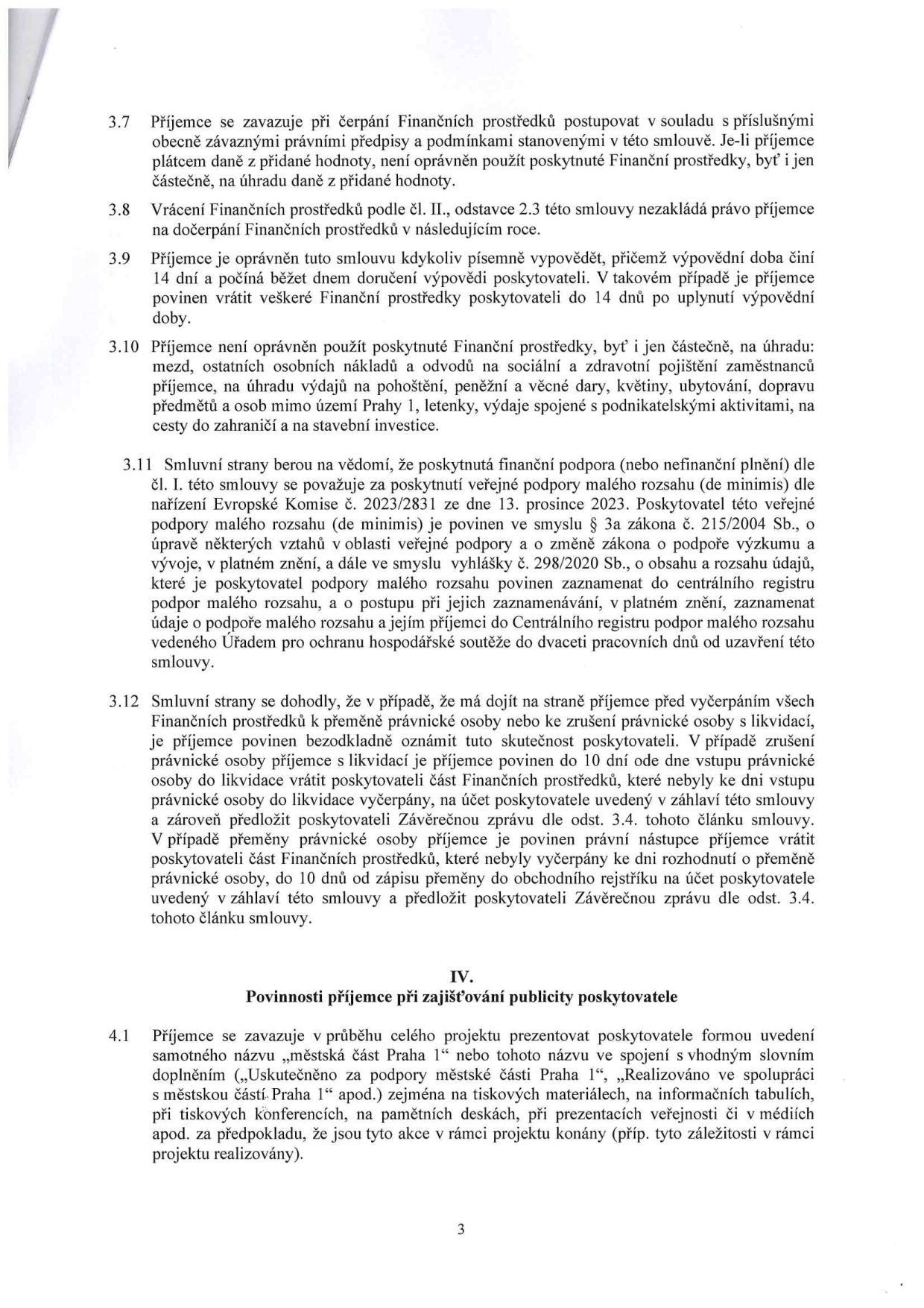 Strana 3 smlouvy obsahující body 3.7 až 4.1. Body zahrnují: 3.7 Zákaz použití prostředků na DPH. 3.8 Vrácení prostředků nezakládá nárok na další čerpání. 3.9 Možnost výpovědi smlouvy příjemcem s 14denní lhůtou. 3.10 Výčet nákladů, na které nelze prostředky použít (mzdy, pohoštění, dary, květiny, ubytování, doprava mimo Prahu 1, letenky, podnikatelské aktivity, investice). 3.11 Informace o veřejné podpoře malého rozsahu (de minimis) dle nařízení EU 2023/2831 a zákona č. 215/2004 Sb. 3.12 Postup při zrušení nebo přeměně právnické osoby příjemce. Článek IV. Povinnosti příjemce při zajišťování publicity: 4.1 Povinnost prezentovat poskytovatele (Městská část Praha 1) v rámci projektu na tiskových materiálech, tabulích, konferencích a v médiích.