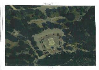 Ortofoto mapa parku (příloha č. 1) v měřítku 1:1000, zachycující náměstí se vzorem dlažby, pěší cesty, lavičky a okolní vzrostlou zeleň.
