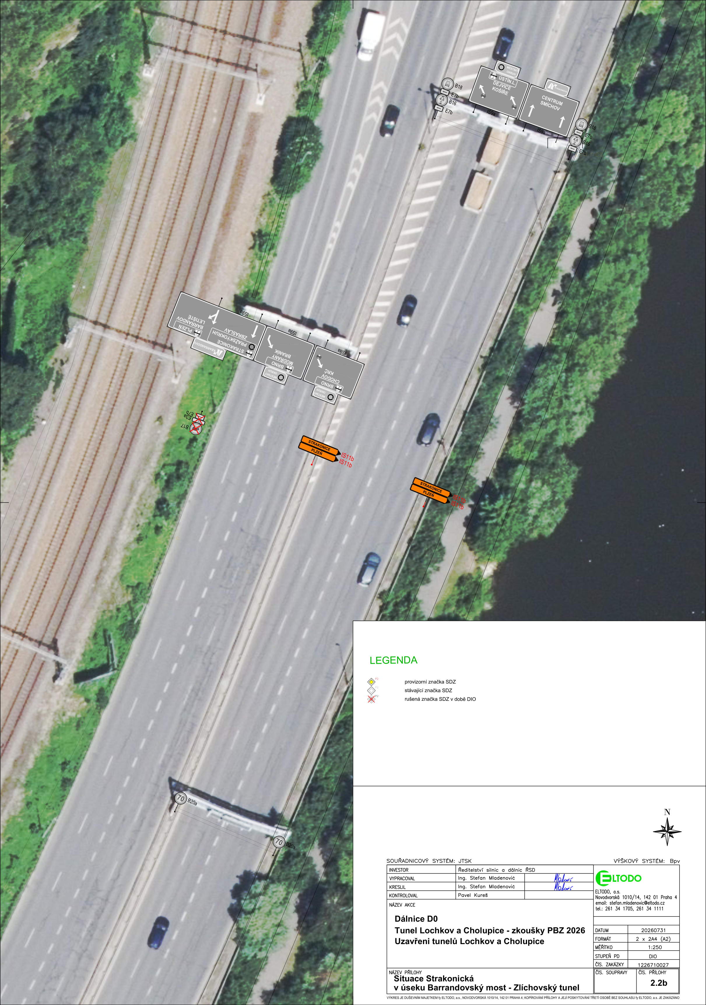 Situační nákres dopravního značení (DIO) na dálnici D0 v úseku Barrandovský most – Zlíchovský tunel. Obsahuje ortofotomapu s vyznačeným provizorním a stávajícím dopravním značením. Legenda: provizorní značka SDZ, stávající značka SDZ, rušená značka SDZ v době DIO. Texty na značkách: 'ÚSTÍ N. L. / TEPLICE / KOŠÍŘE', 'CENTRUM / SMÍCHOV', 'LETIŠTĚ / BARRANDOV / PLZEŇ', 'ZBRASLAV / PRAŽSKÝ OKRUH / STRAKONICE', 'BRNO / MODŘANY / CHODOV', 'STRAKONICE / PLZEŇ', '70'. Informační blok: Investor: Ředitelství silnic a dálnic RSD. Vypracoval: Ing. Štefan Mladenovic. Kreslil: Ing. Štefan Mladenovic. Kontroloval: Pavel Kureš. Název akce: Dálnice D0, Tunel Lochkov a Cholupice - zkoušky PBZ 2026, Uzavření tunelů Lochkov a Cholupice. Název přílohy: Situace Strakonická v úseku Barrandovský most - Zlíchovský tunel. Datum: 20260731. Formát: 2 x 2A4 (A2). Měřítko: 1:250. Stupeň PD: DIO. Číslo zakázky: 1226710027. Číslo přílohy: 2.2b. Kontakt: ELTODO, a.s., Novodvorská 1010/14, 142 01 Praha 4, email: stefan.mladenovic@eltodo.cz, tel.: 261 34 1705, 261 34 1111.