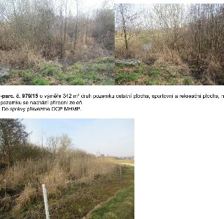 Fotografie pozemku parc. č. 979/15 o výměře 342 m2, druh pozemku ostatní plocha, sportovní a rekreační plocha. Na pozemku se nachází přírodní zeleň. Pozemek př…