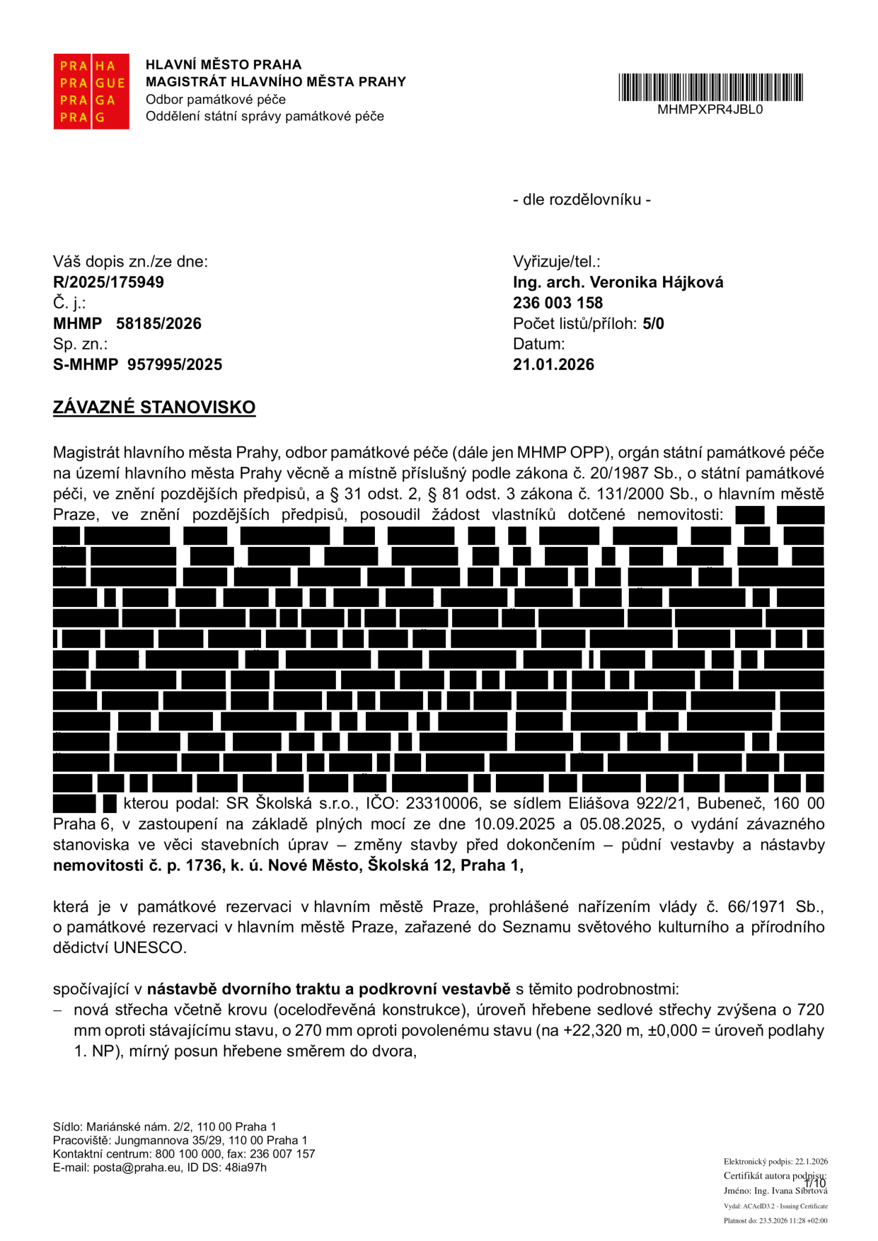 Závazné stanovisko Magistrátu hlavního města Prahy, odboru památkové péče, č. j. MHMP 58185/2026 ze dne 21.01.2026. Předmětem je žádost vlastníka SR Školská s.r.o. (IČO: 23310006) o vydání závazného stanoviska ke stavebním úpravám – změně stavby před dokončením (půdní vestavba a nástavba) nemovitosti č. p. 1736, k. ú. Nové Město, Školská 12, Praha 1. Úpravy spočívají v nástavbě dvorního traktu a podkrovní vestavbě: nová střecha včetně ocelodřevěného krovu, zvýšení úrovně hřebene sedlové střechy o 720 mm oproti stávajícímu stavu a o 270 mm oproti povolenému stavu (na +22,320 m, ±0,000 = úroveň podlahy 1. NP), mírný posun hřebene směrem do dvora.