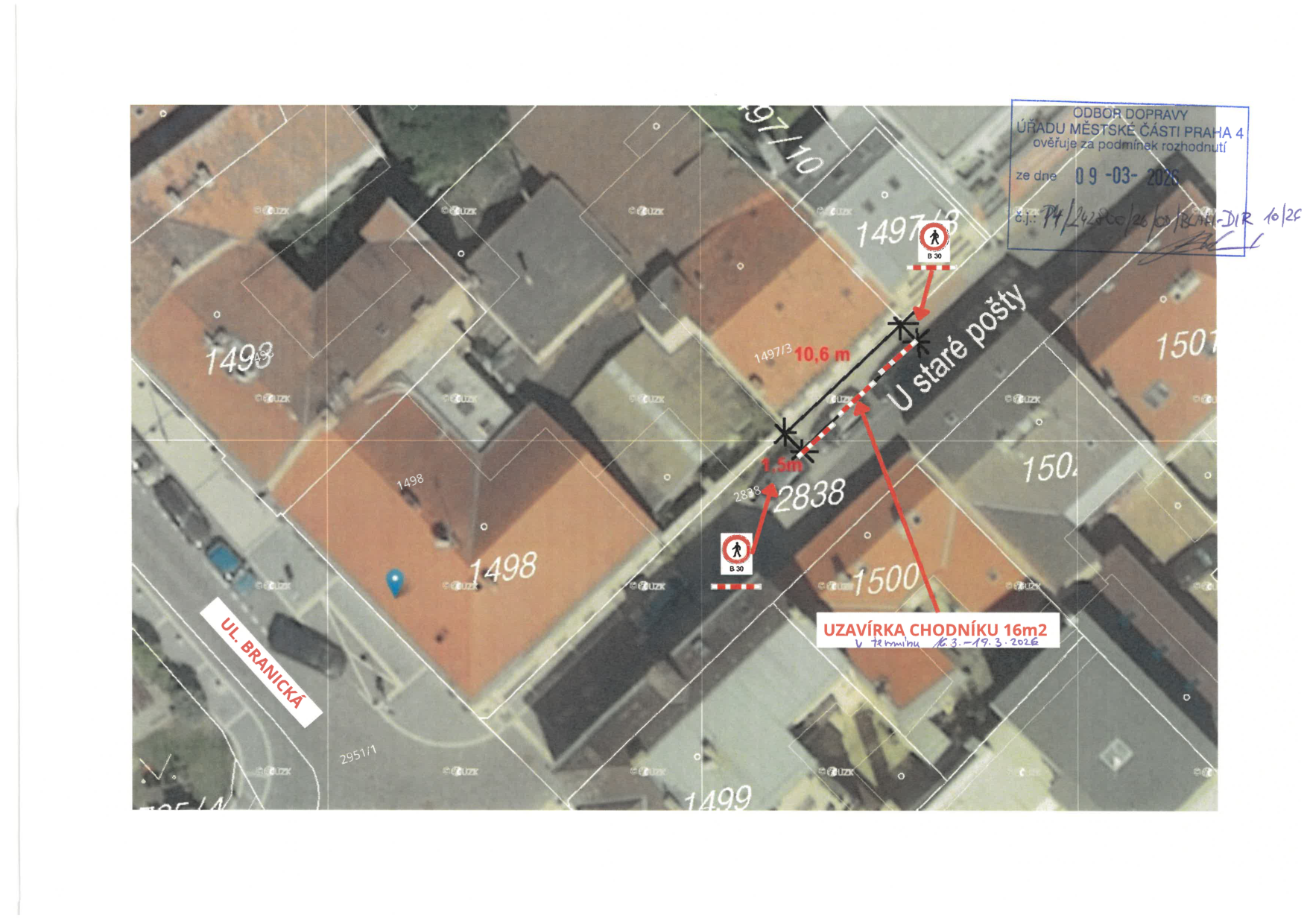 Situační nákres uzavírky chodníku v ulici U Staré pošty v Praze 4, zobrazený nad ortofotomapou.