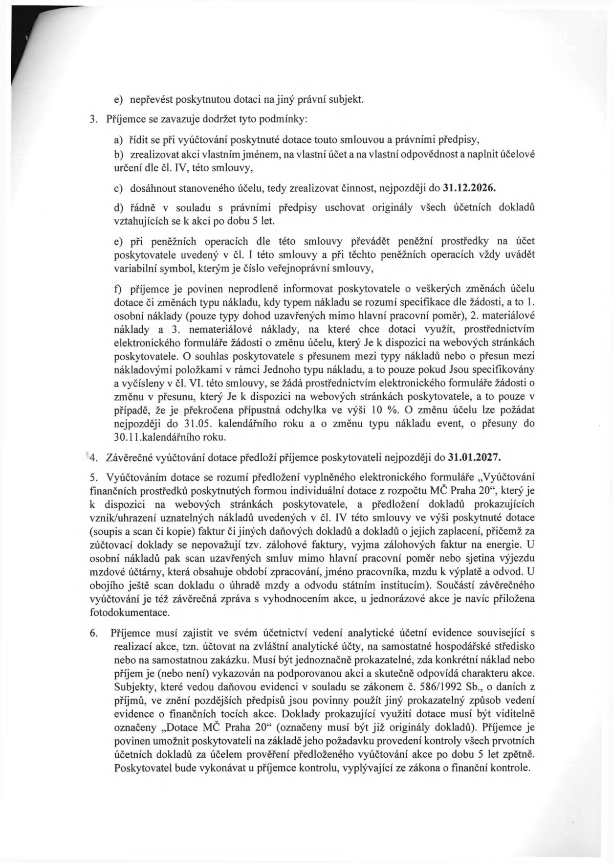 Výňatek ze smlouvy o poskytnutí dotace, obsahující podmínky pro příjemce: e) zákaz převodu dotace na jiný subjekt. 3. Povinnosti příjemce: a) řídit se smlouvou a předpisy, b) realizovat akci vlastním jménem a na vlastní odpovědnost, c) dosáhnout účelu do 31.12.2026, d) uschovat originály dokladů po dobu 5 let, e) při platbách uvádět variabilní symbol (číslo smlouvy), f) informovat o změnách účelu či nákladů (osobní, materiálové, ostatní) prostřednictvím elektronického formuláře (změny účelu do 31.05., změny typu nákladů do 30.11.). 4. Závěrečné vyúčtování předložit do 31.01.2027. 5. Specifikace vyúčtování: elektronický formulář, doklady o úhradě (ne zálohové faktury, vyjma energií), u osobních nákladů scan smluv a dokladů o úhradě mezd a odvodů, závěrečná zpráva a fotodokumentace. 6. Účetní evidence: povinnost vést analytickou evidenci nebo samostatné středisko/zakázku, označení dokladů 'Dotace MČ Praha 20', povinnost umožnit kontrolu po dobu 5 let.