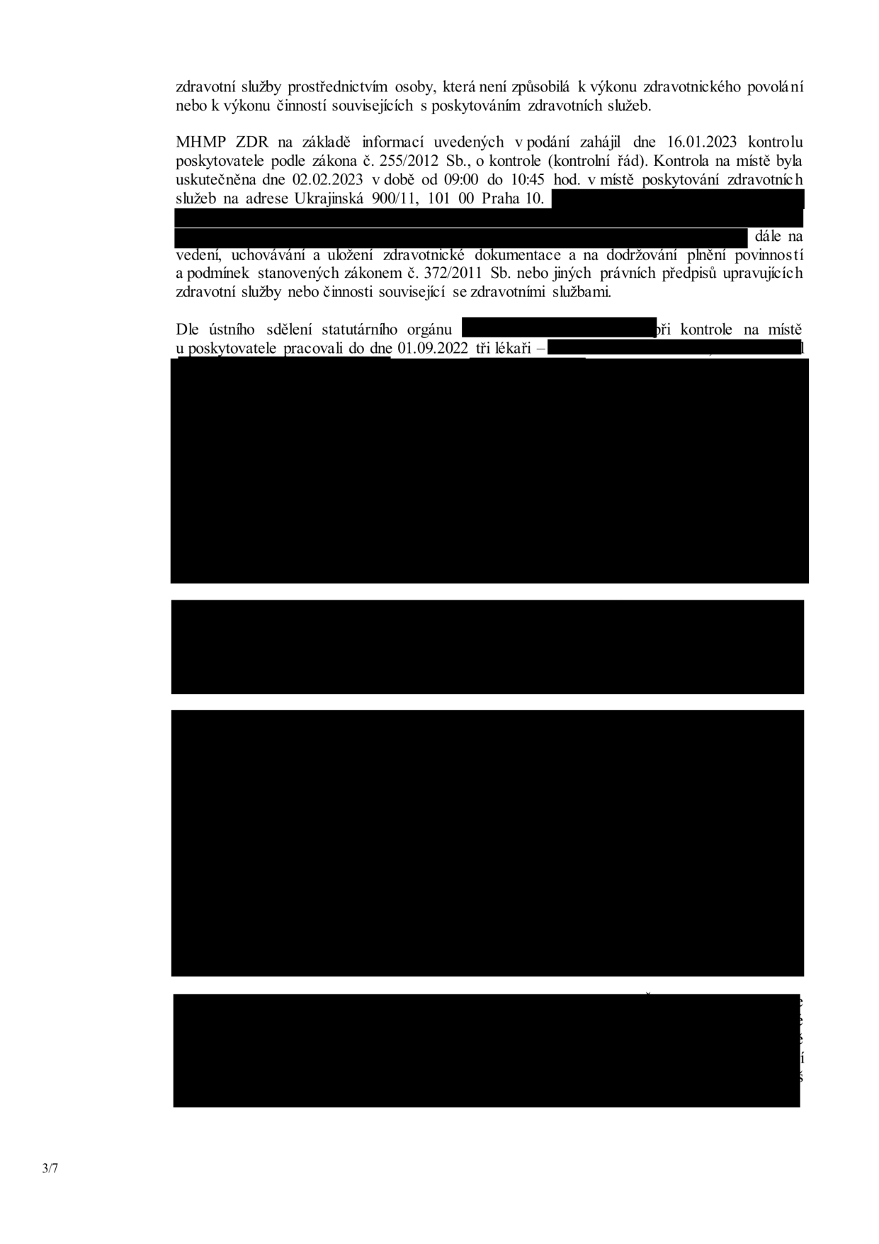 Úřední dokument (strana 3/7) týkající se kontroly poskytovatele zdravotních služeb. MHMP ZDR zahájil dne 16.01.2023 kontrolu poskytovatele podle zákona č. 255/2012 Sb. Kontrola na místě proběhla dne 02.02.2023 od 09:00 do 10:45 na adrese Ukrajinská 900/11, 101 00 Praha 10. Předmětem kontroly bylo vedení, uchovávání a uložení zdravotnické dokumentace a dodržování povinností dle zákona č. 372/2011 Sb. Dle ústního sdělení statutárního orgánu pracovali u poskytovatele do 01.09.2022 tři lékaři.