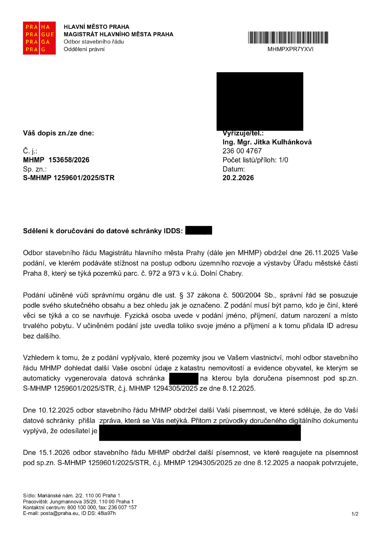 Úřední sdělení Magistrátu hlavního města Prahy, odboru stavebního řádu, ze dne 20. 2. 2026. Spisová značka: S-MHMP 1259601/2025/STR, č. j. MHMP 153658/2026. Vyřizuje: Ing. Mgr. Jitka Kulhánková. Předmětem je sdělení k doručování do datové schránky ohledně stížnosti na postup úřadu městské části Praha 8 ve věci pozemků parc. č. 972 a 973 v k.ú. Dolní Chabry. Dokument popisuje procesní nedostatky v podání stížnosti (chybějící náležitosti fyzické osoby) a následnou komunikaci mezi úřadem a adresátem v období od 26. 11. 2025 do 15. 1. 2026.