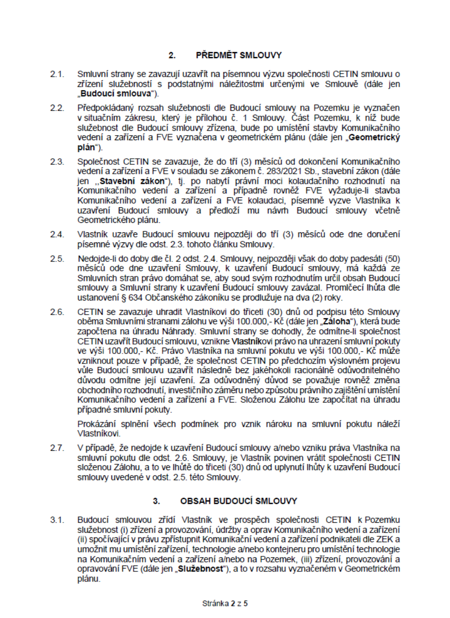 Druhá strana smlouvy o budoucí smlouvě o zřízení služebnosti mezi společností CETIN a Vlastníkem. Obsahuje body 2.1 až 2.7 (Předmět smlouvy) a bod 3.1 (Obsah budoucí smlouvy). Klíčové body: závazek uzavřít smlouvu o služebnosti po kolaudaci, lhůty pro uzavření (do 3 měsíců od výzvy, nejpozději do 50 měsíců od podpisu), záloha 100.000 Kč splatná do 30 dnů od podpisu, smluvní pokuta 100.000 Kč při neoprávněném odmítnutí uzavření smlouvy, definice služebnosti zahrnující komunikační vedení a FVE.