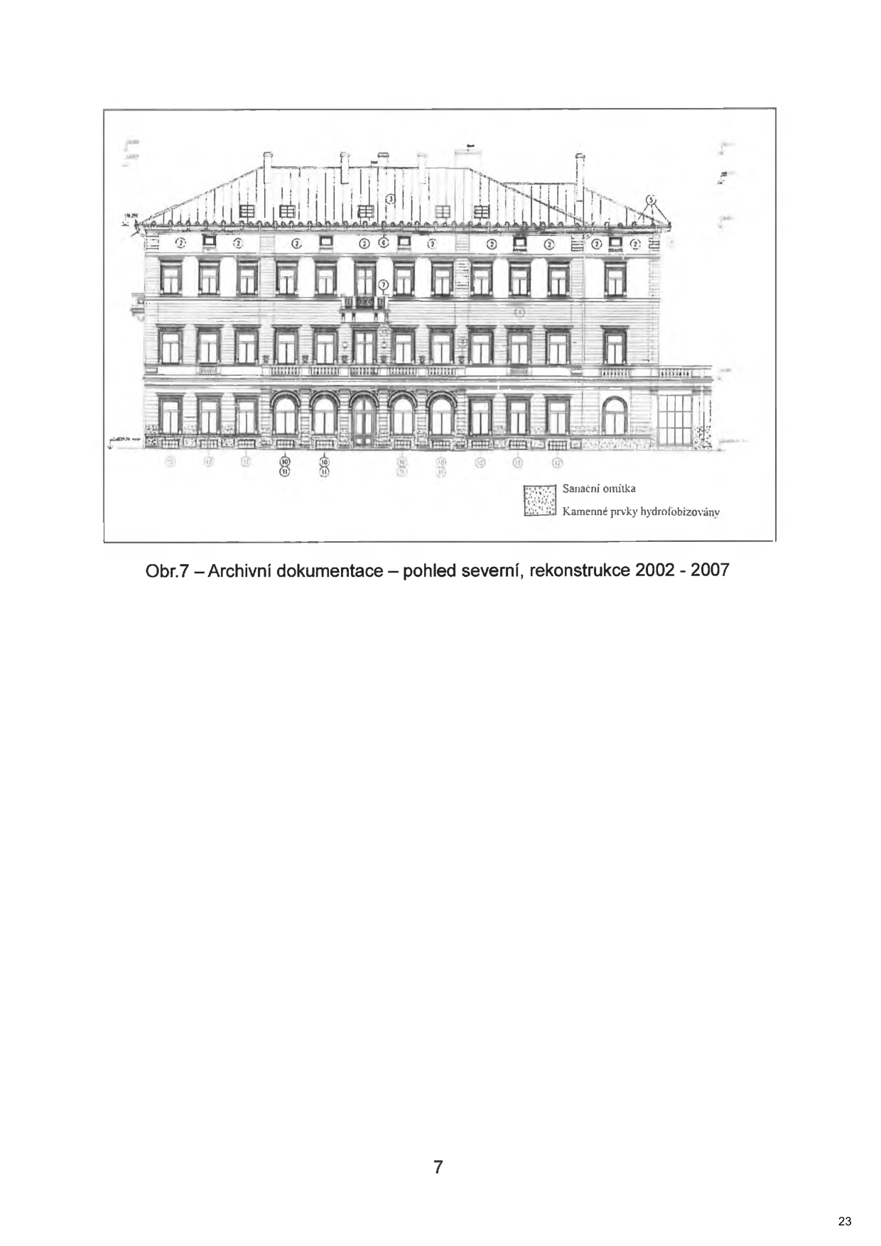 Archivní dokumentace – pohled severní, rekonstrukce 2002 - 2007. Obrázek zobrazuje technický výkres fasády budovy s vyznačenými materiály: 'Sanační omítka' a 'Kamenné prvky hydrofobizovány'.