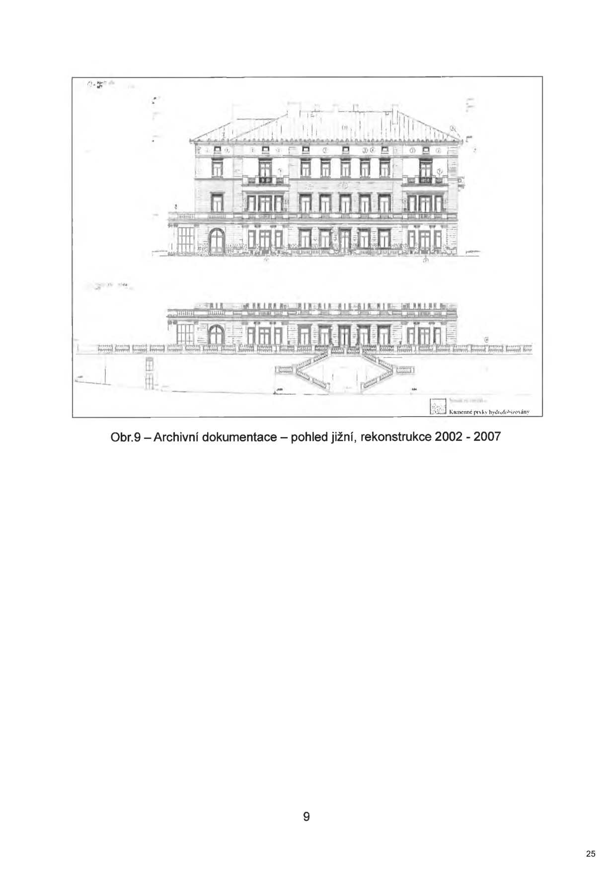 Archivní dokumentace – pohled jižní, rekonstrukce 2002 - 2007. Obrázek obsahuje technický výkres fasády budovy s terasou a schodištěm. V legendě je uvedeno: 'Kamenné prvky hydroizolovány'. Číslo stránky v dokumentu: 9, 25.