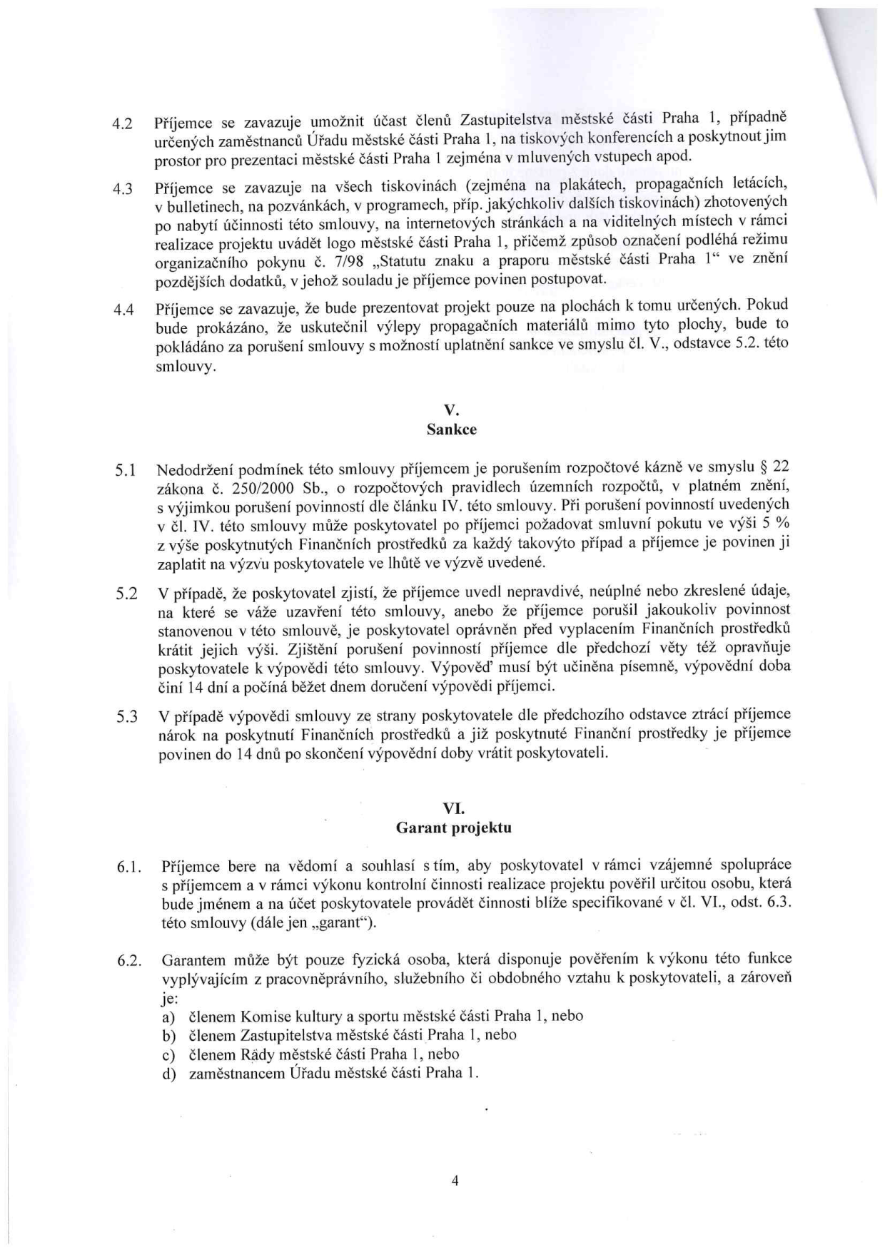 Strana 4 smlouvy obsahující články IV (pokračování), V a VI. Článek IV: povinnosti příjemce ohledně prezentace projektu, užití loga Městské části Praha 1 a zákazu nepovoleného výlepu. Článek V (Sankce): porušení rozpočtové kázně, smluvní pokuta 5 % z výše poskytnutých prostředků, možnost krácení dotace při uvedení nepravdivých údajů a postup při výpovědi smlouvy. Článek VI (Garant projektu): ustanovení garanta projektu, kterým musí být fyzická osoba s pověřením, konkrétně člen Komise kultury a sportu MČ Praha 1, člen Zastupitelstva MČ Praha 1, člen Rady MČ Praha 1 nebo zaměstnanec Úřadu MČ Praha 1.