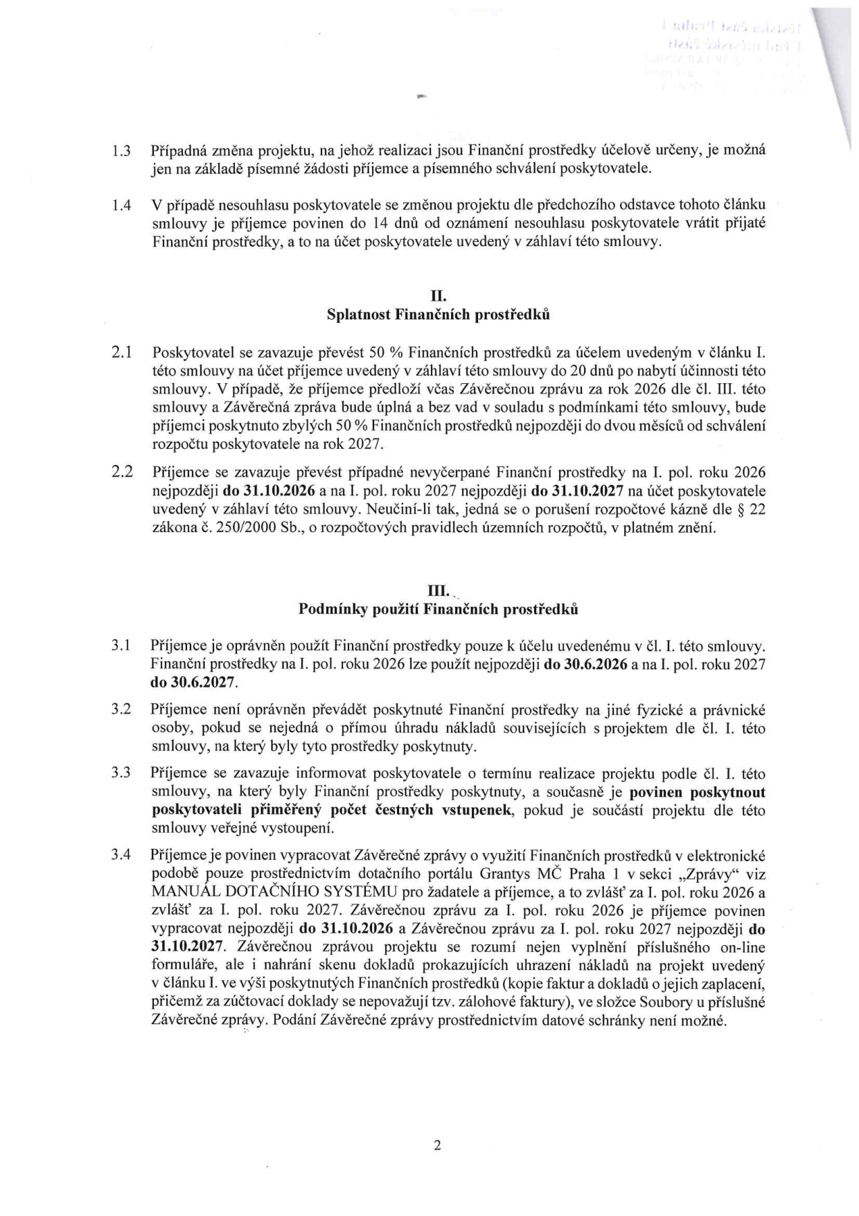 Strana 2 smlouvy o poskytnutí finančních prostředků. Obsahuje body: 1.3 (změna projektu), 1.4 (nesouhlas se změnou), II. Splatnost finančních prostředků (2.1: 50 % po podpisu, 50 % po schválení závěrečné zprávy za rok 2026; 2.2: vrácení nevyčerpaných prostředků do 31.10.2026 za rok 2026 a do 31.10.2027 za rok 2027), III. Podmínky použití finančních prostředků (3.1: termíny použití do 30.6.2026 a 30.6.2027; 3.2: zákaz převodu na jiné osoby; 3.3: povinnost informovat o termínech a poskytnout čestné vstupenky; 3.4: povinnost vypracovat závěrečné zprávy elektronicky přes portál Granty MČ Praha 1 do 31.10.2026 a 31.10.2027 včetně doložení faktur).